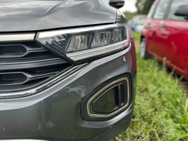 Volkswagen T-Roc view 8