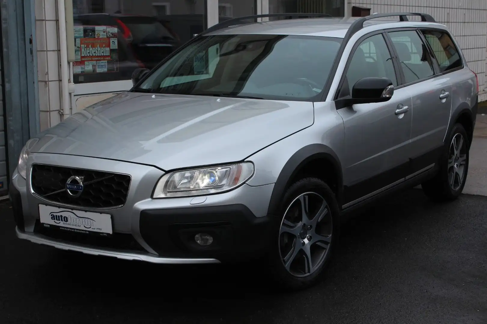 Volvo XC70 2.4 D5 Linje Svart AWD ATM 106tkm Xenon*AHK Silber - 2