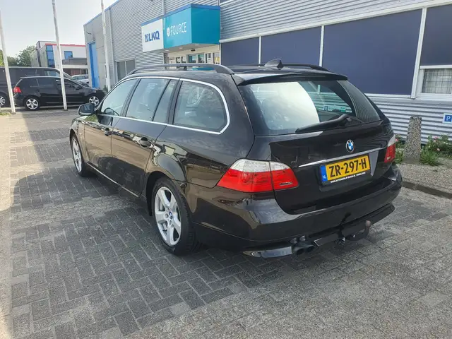 BMW 5 Series view 4