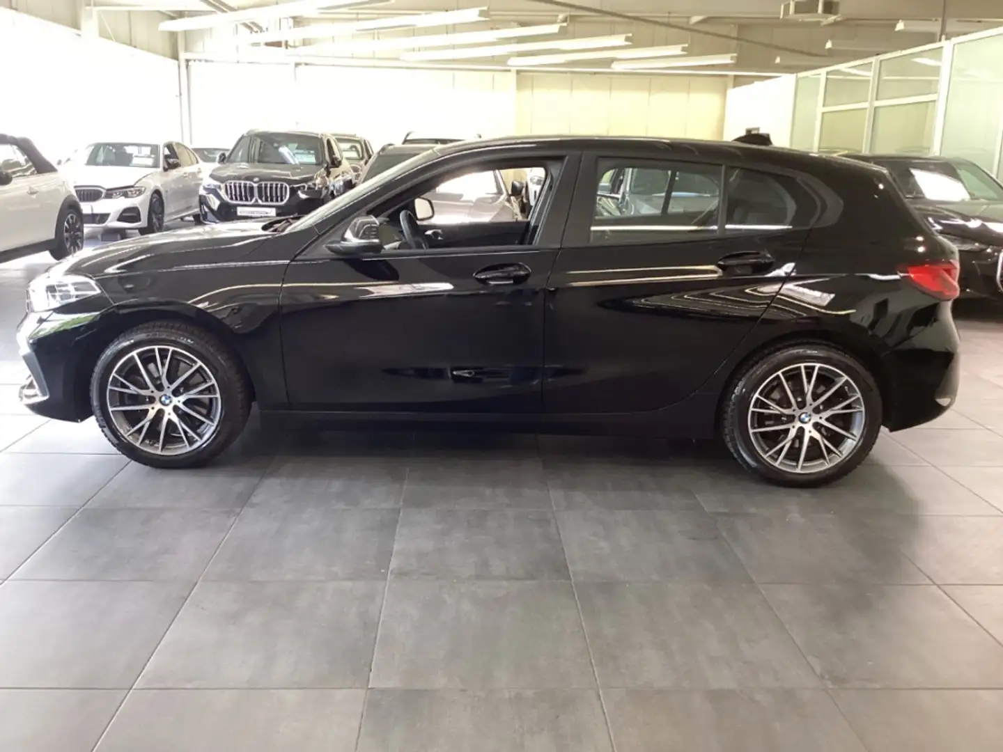 BMW 120 i A 5-Türer Navi LED SHZ DAB Klimaautom Lordose Zwart - 2
