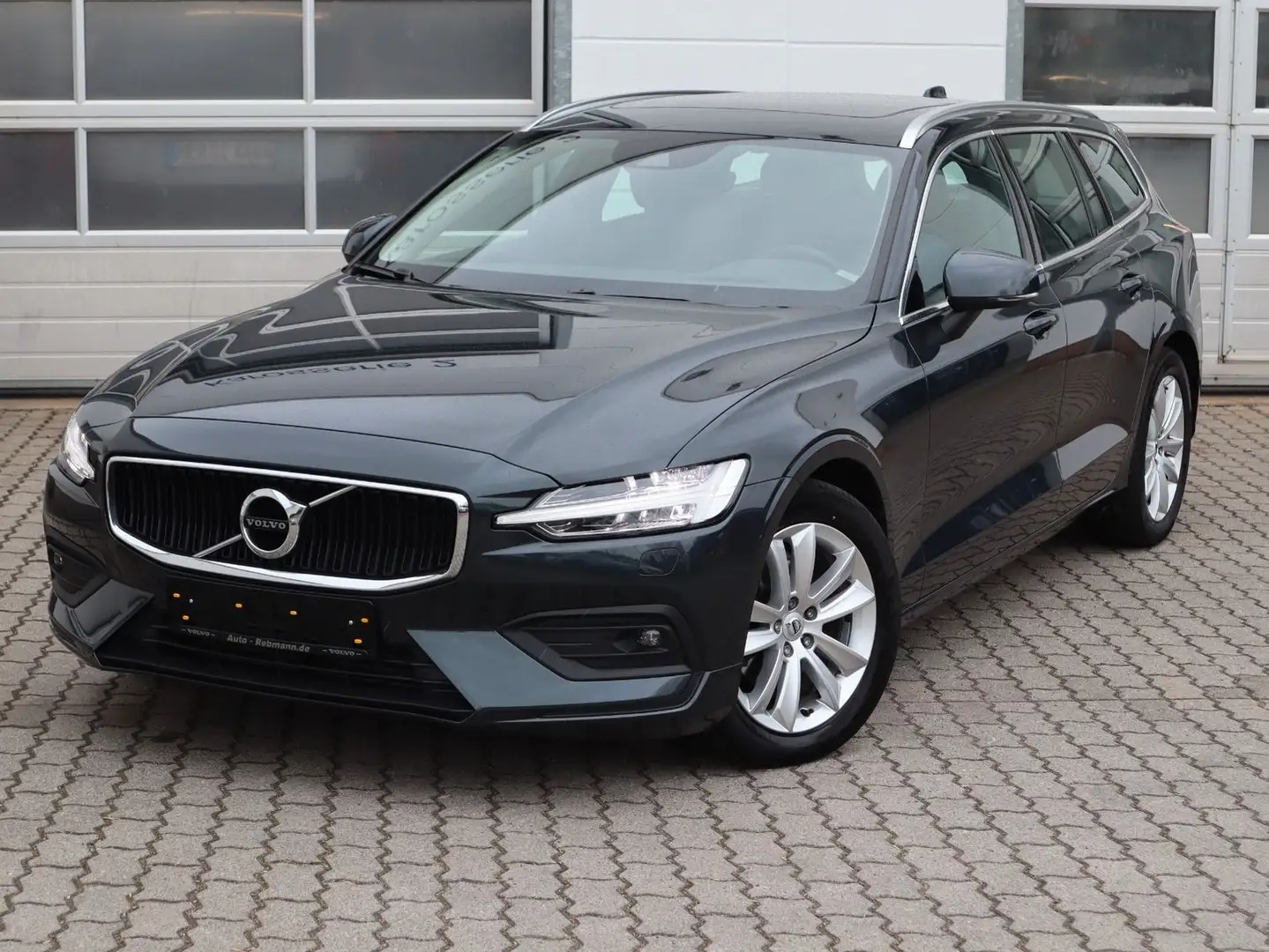 Volvo V60 D3 Momentum Pro, AHZV,RFK Grau - 2