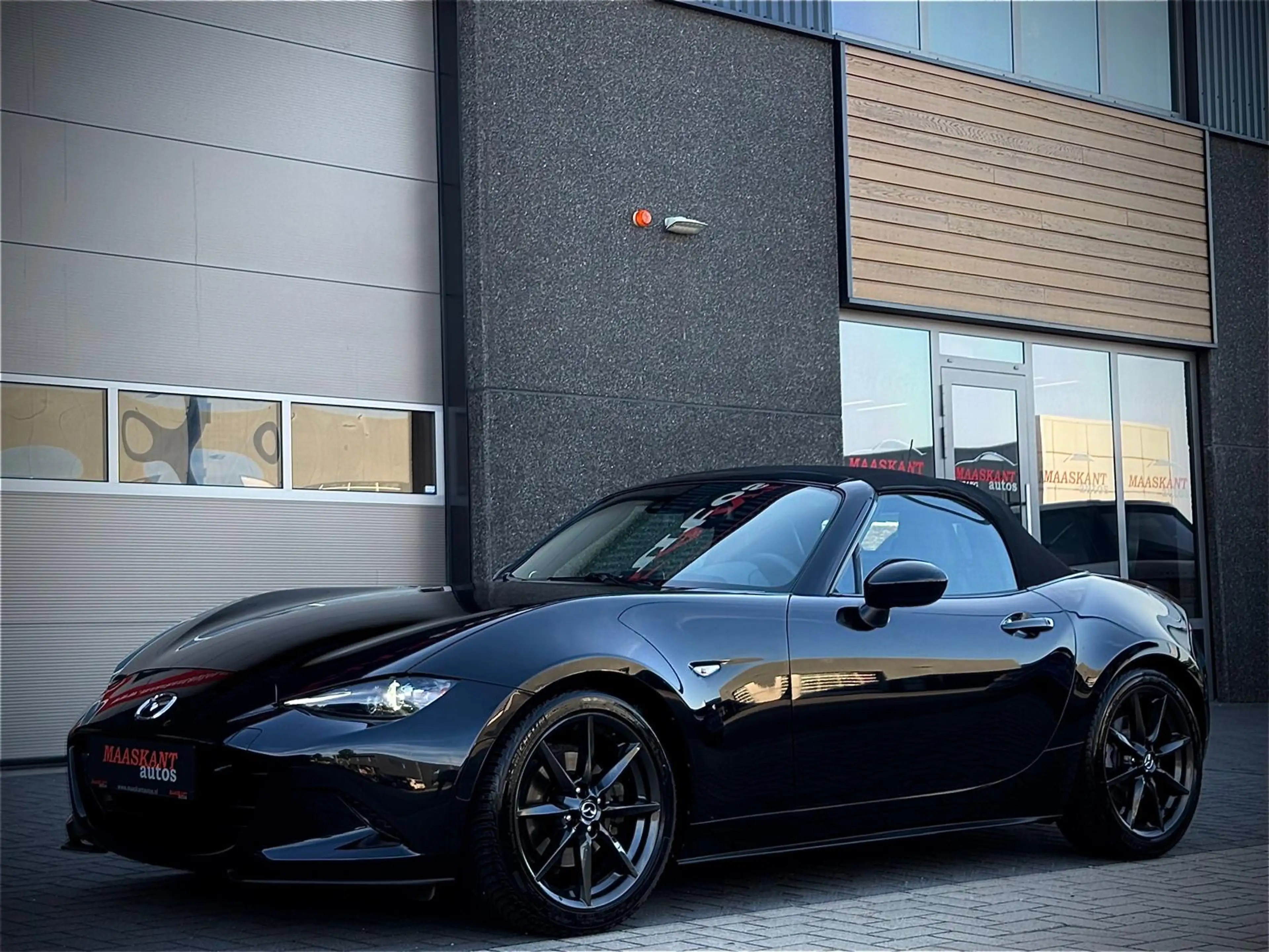 Mazda MX-5 Roadster 2.0 Skyactiv-G 160 GT / Alcantara seats / — photo 5