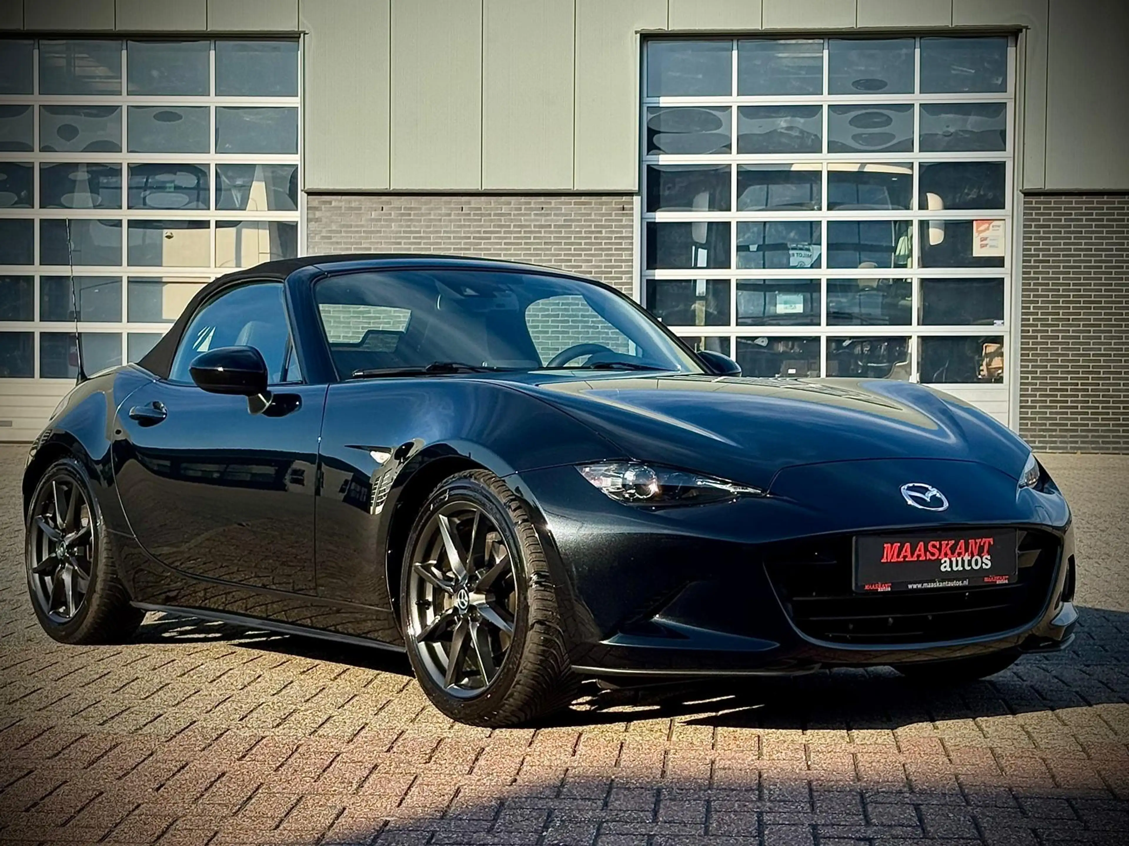 Mazda MX-5 Roadster 2.0 Skyactiv-G 160 GT / Alcantara seats / — photo 3