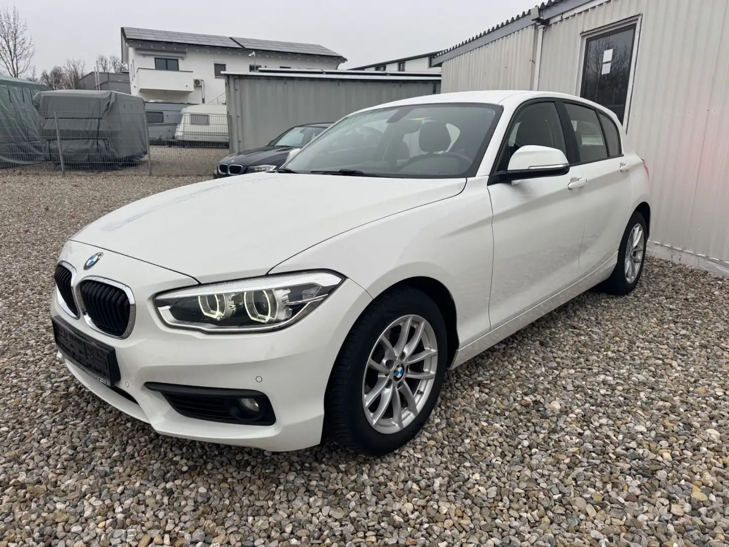 BMW 118 i Aut Advantage AHK LED PDC SHZ HU09/27 5-trg Weiß - 1
