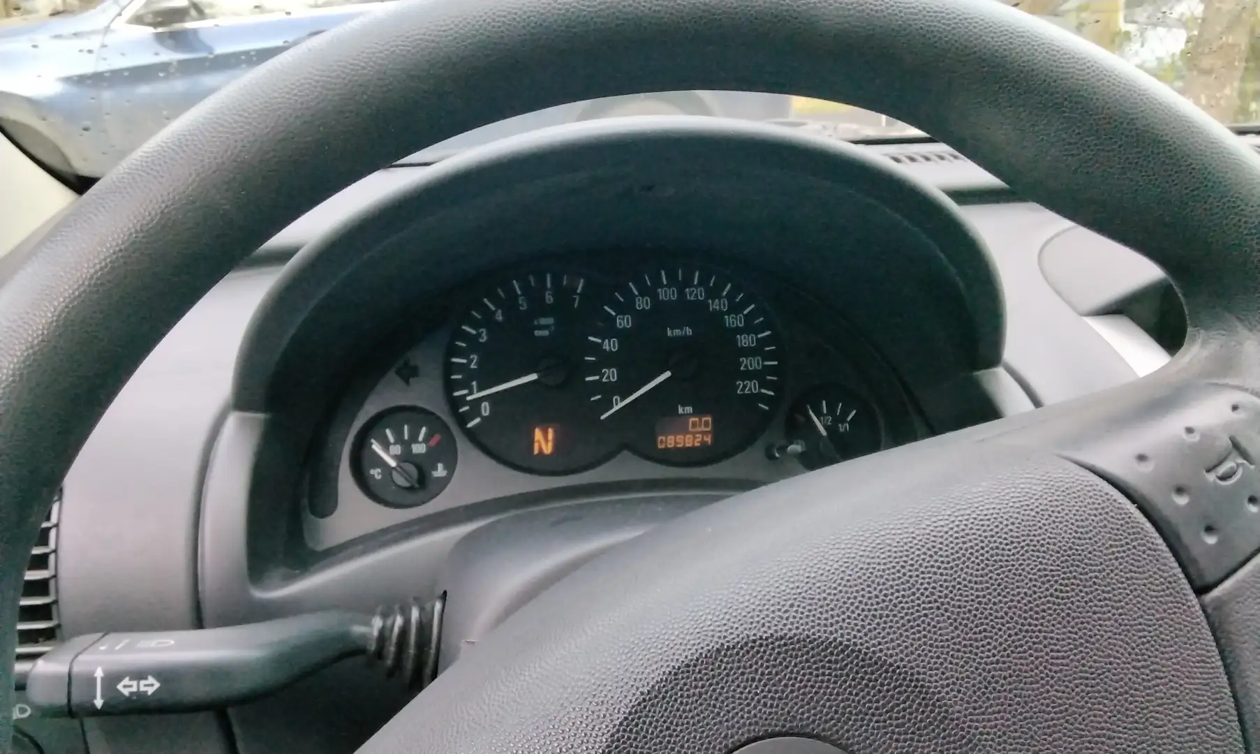 Opel Corsa 1.4i SZ Young Vert - 1