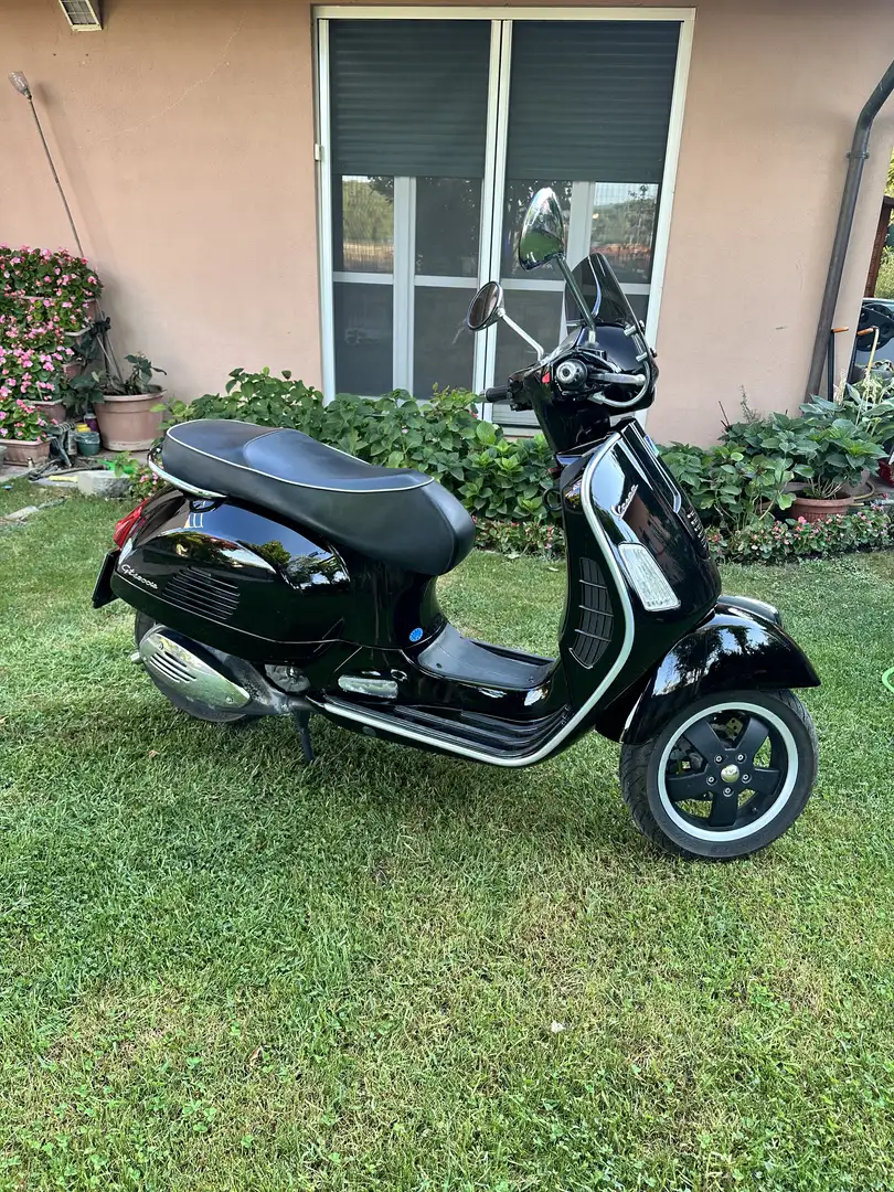 Vespa GTS Super 300 Super Noir - 1