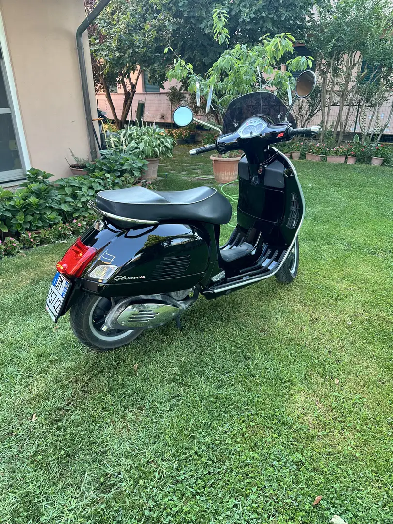Vespa GTS Super 300 Super Noir - 2