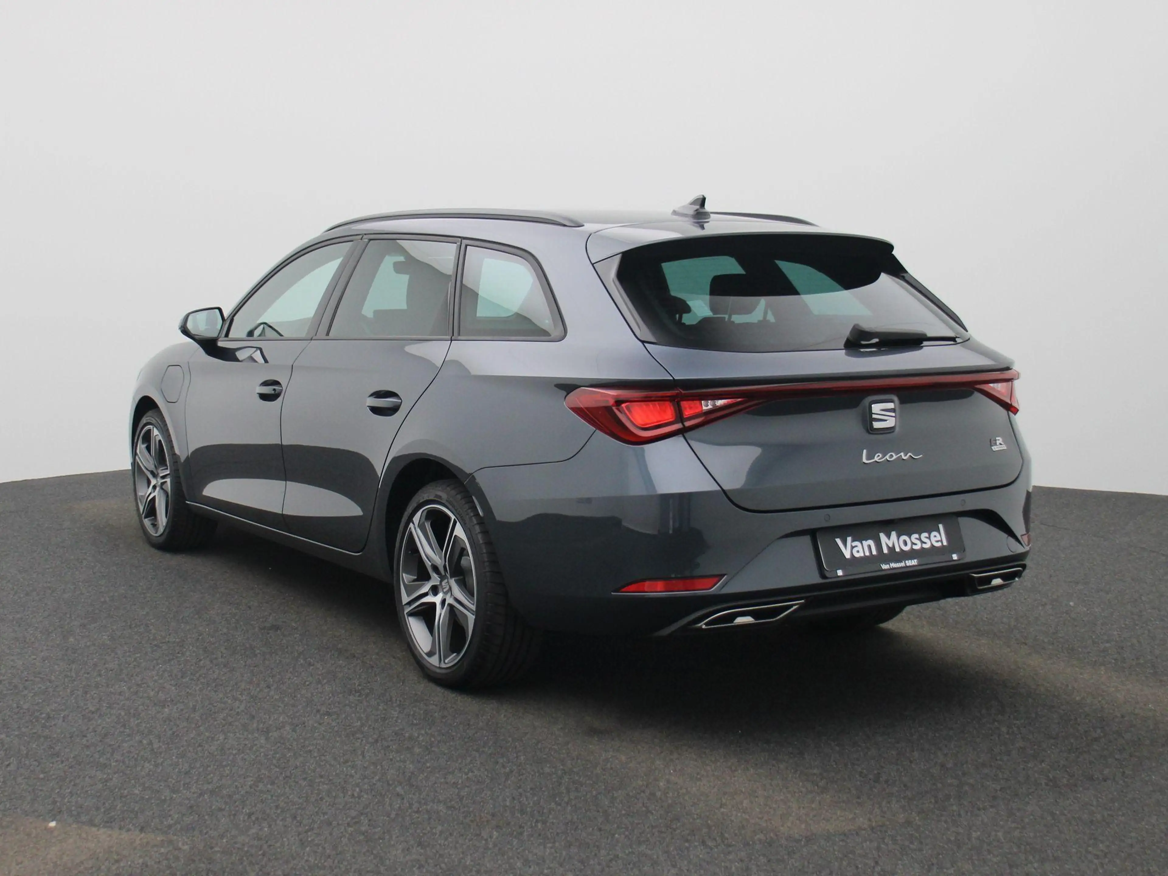 SEAT Leon e-Hybrid Sportstourer 1.5 TSI FR PHEV First Edition 204 PK — photo 2