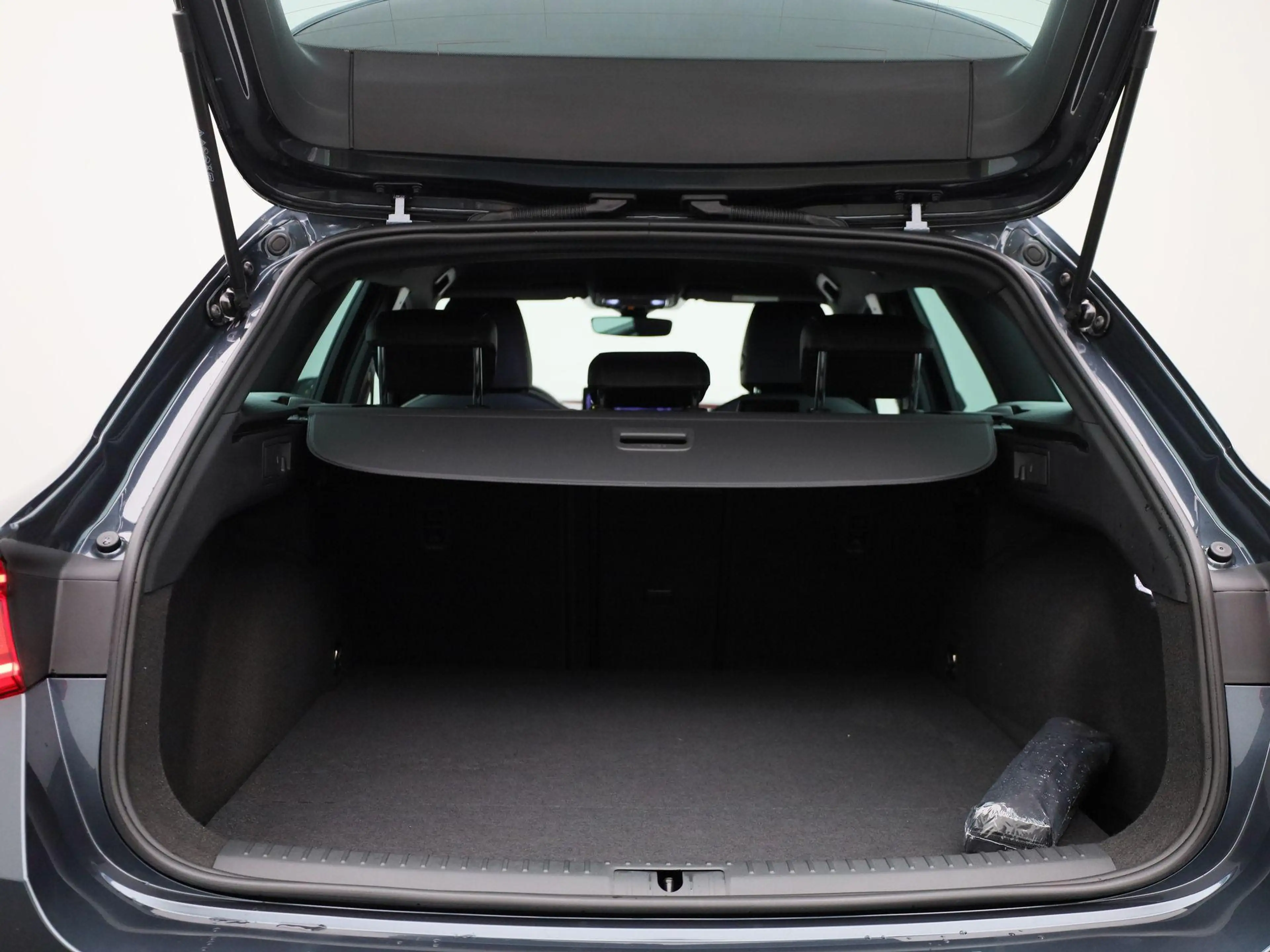 SEAT Leon e-Hybrid Sportstourer 1.5 TSI FR PHEV First Edition 204 PK — photo 13