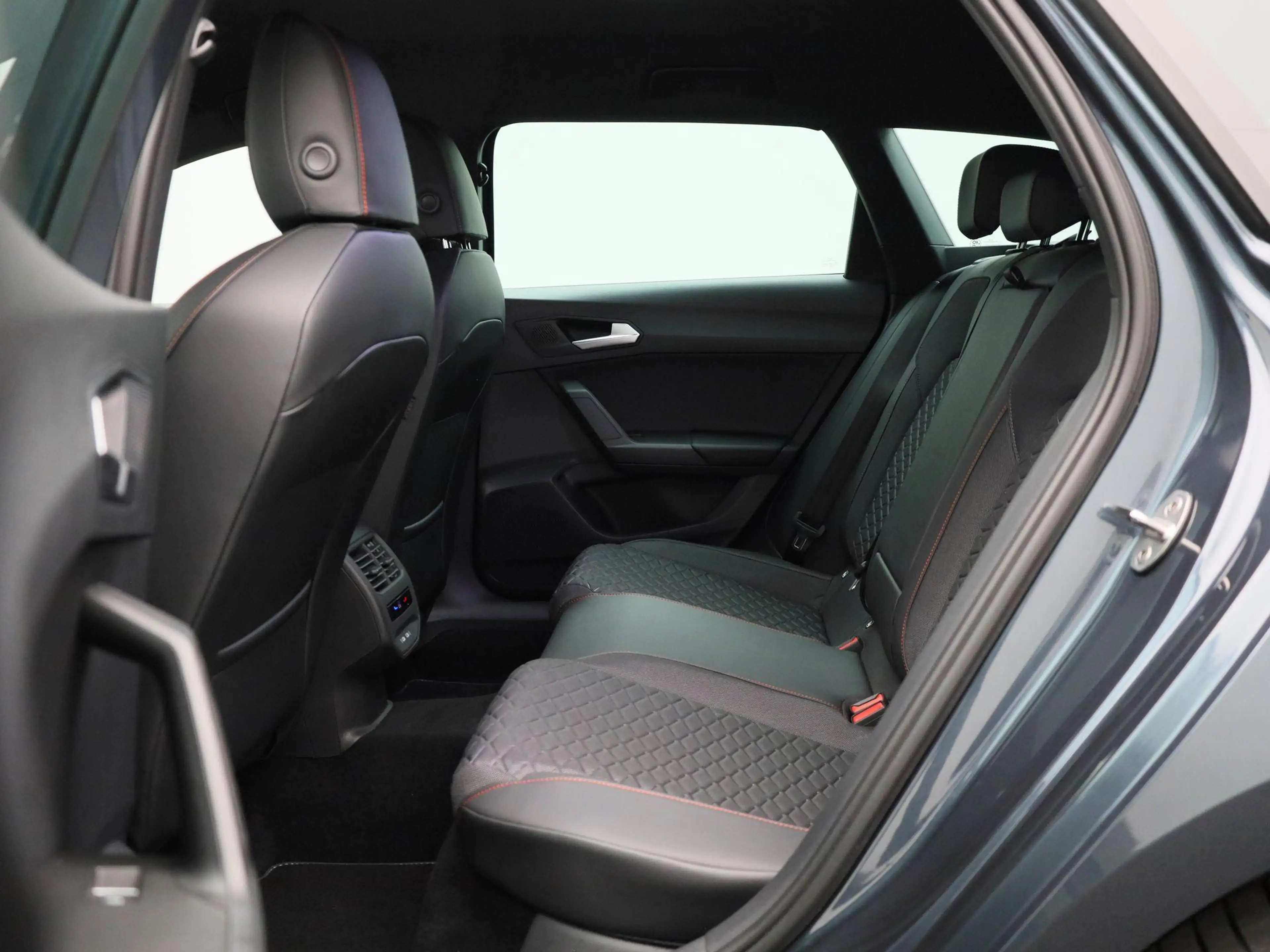SEAT Leon e-Hybrid Sportstourer 1.5 TSI FR PHEV First Edition 204 PK — photo 11