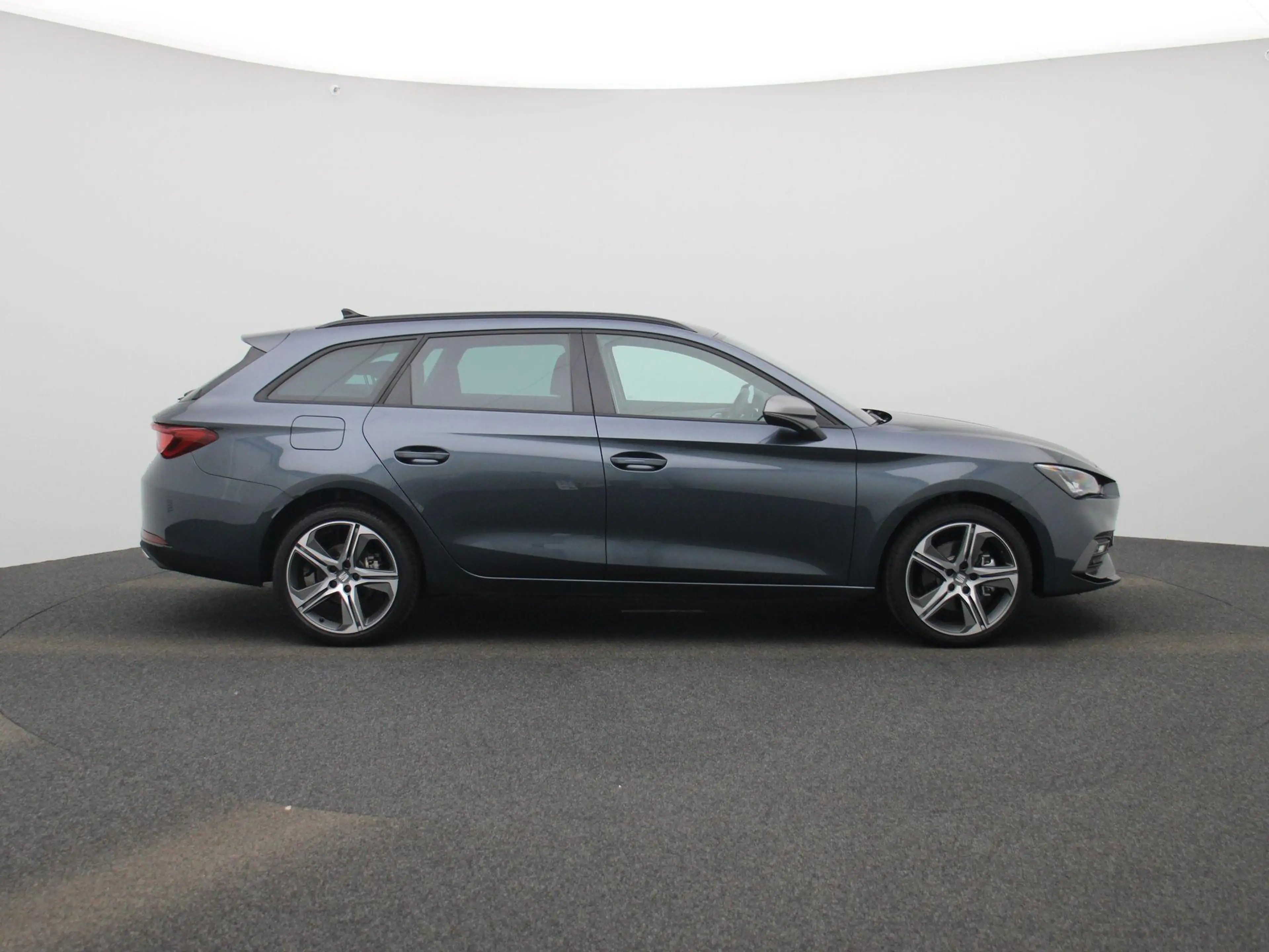 SEAT Leon e-Hybrid Sportstourer 1.5 TSI FR PHEV First Edition 204 PK — photo 6