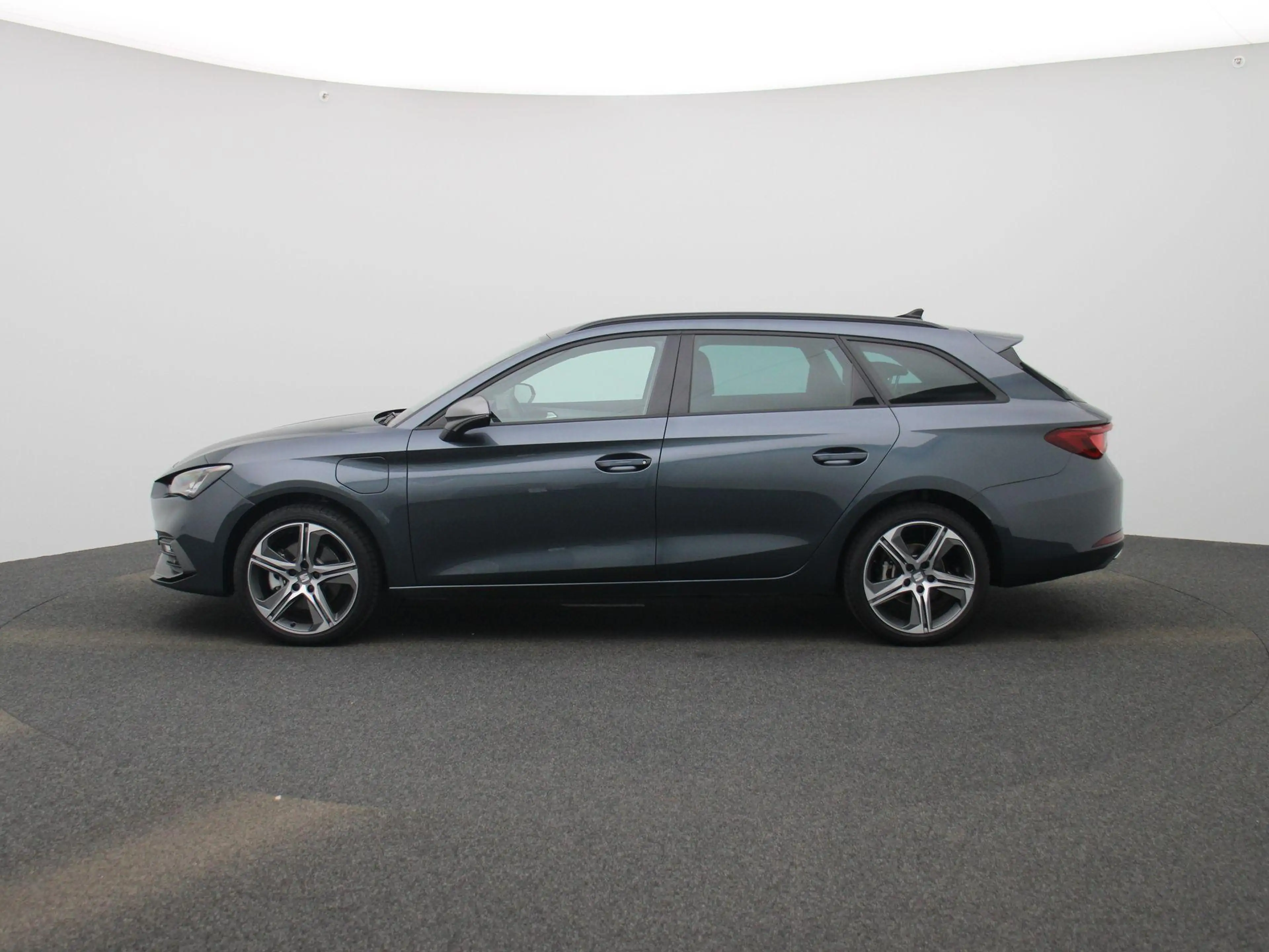 SEAT Leon e-Hybrid Sportstourer 1.5 TSI FR PHEV First Edition 204 PK — photo 4
