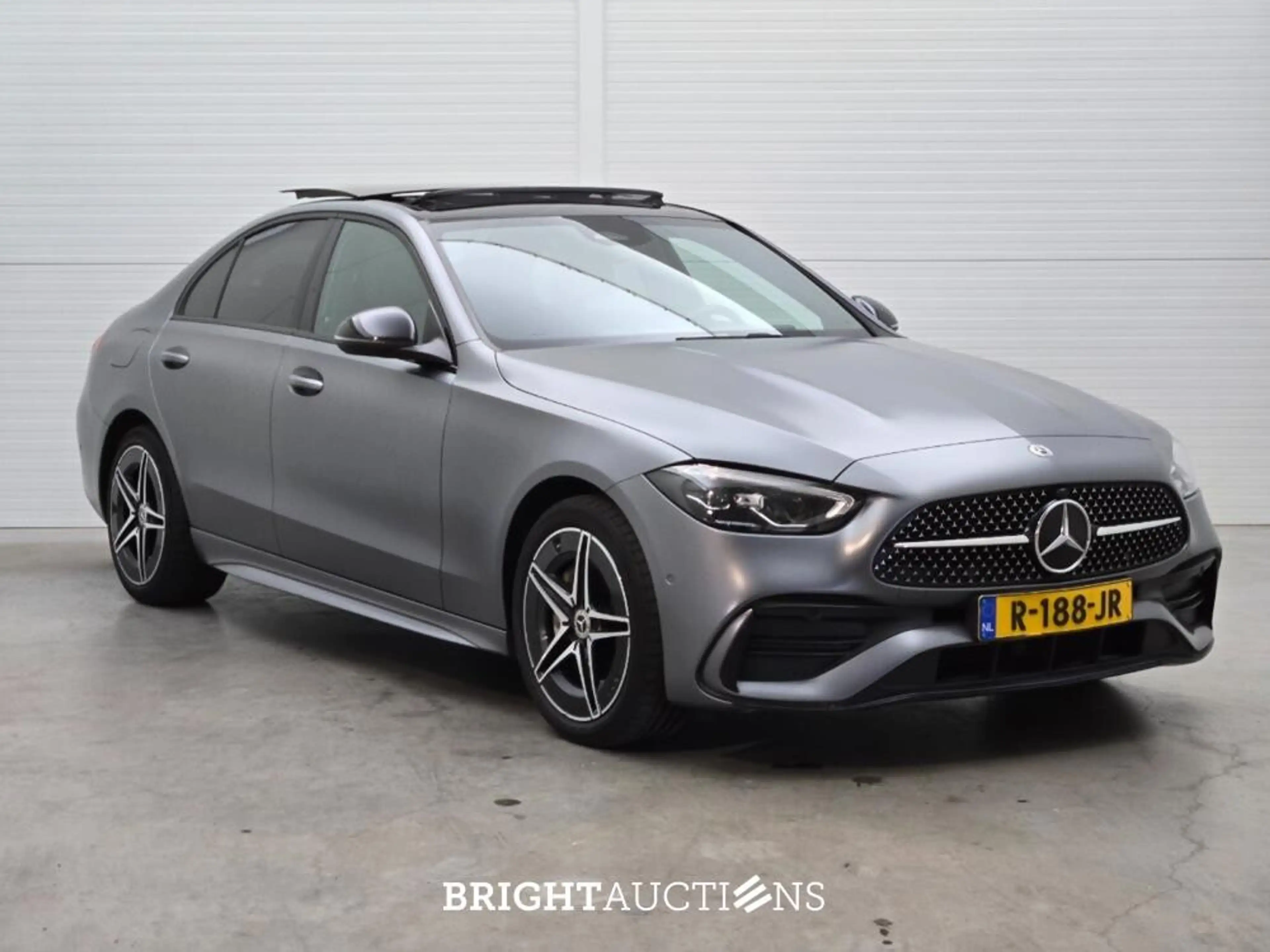 Mercedes-Benz C 300 e AMG Line — photo 2
