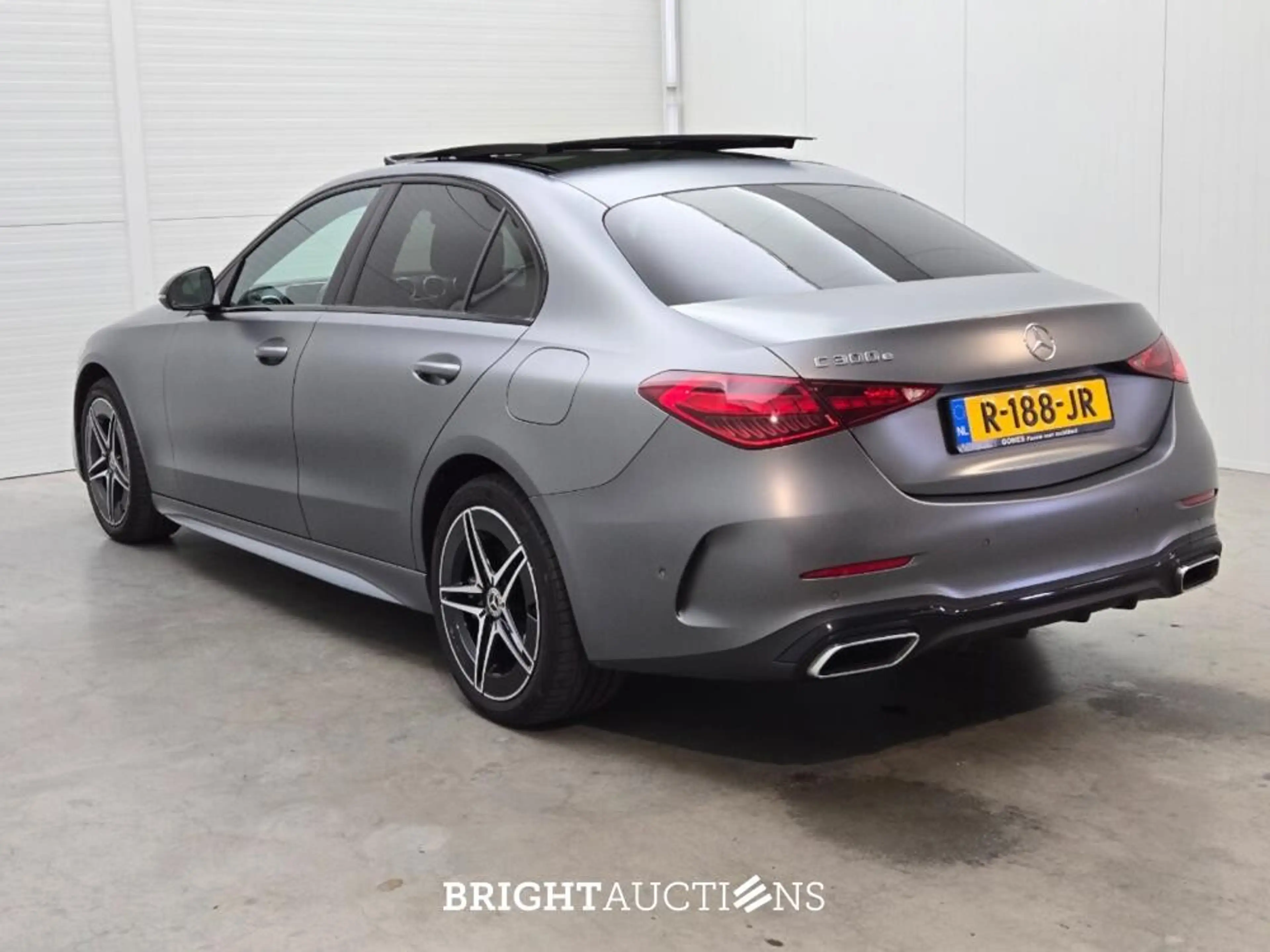 Mercedes-Benz C 300 e AMG Line — photo 3