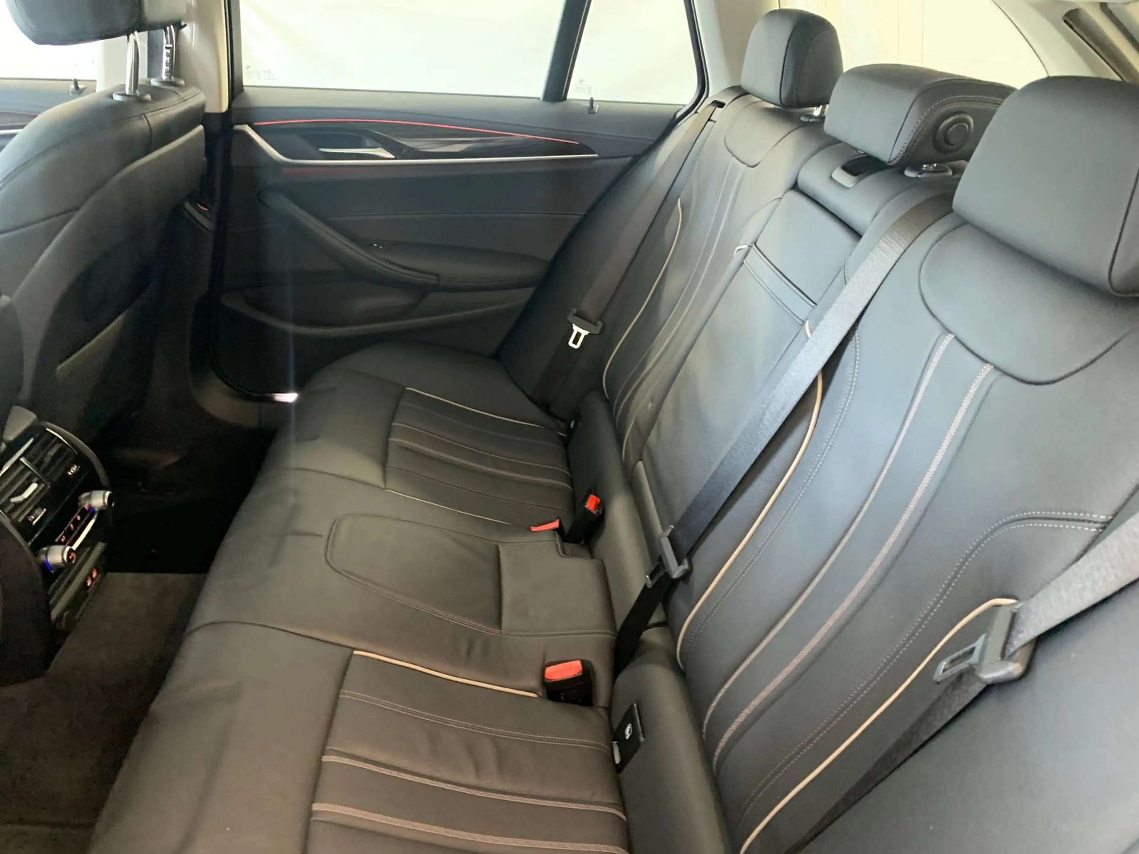 BMW 530 d Luxury DRIVING-PROF/PANORAMA/AHK — photo 11