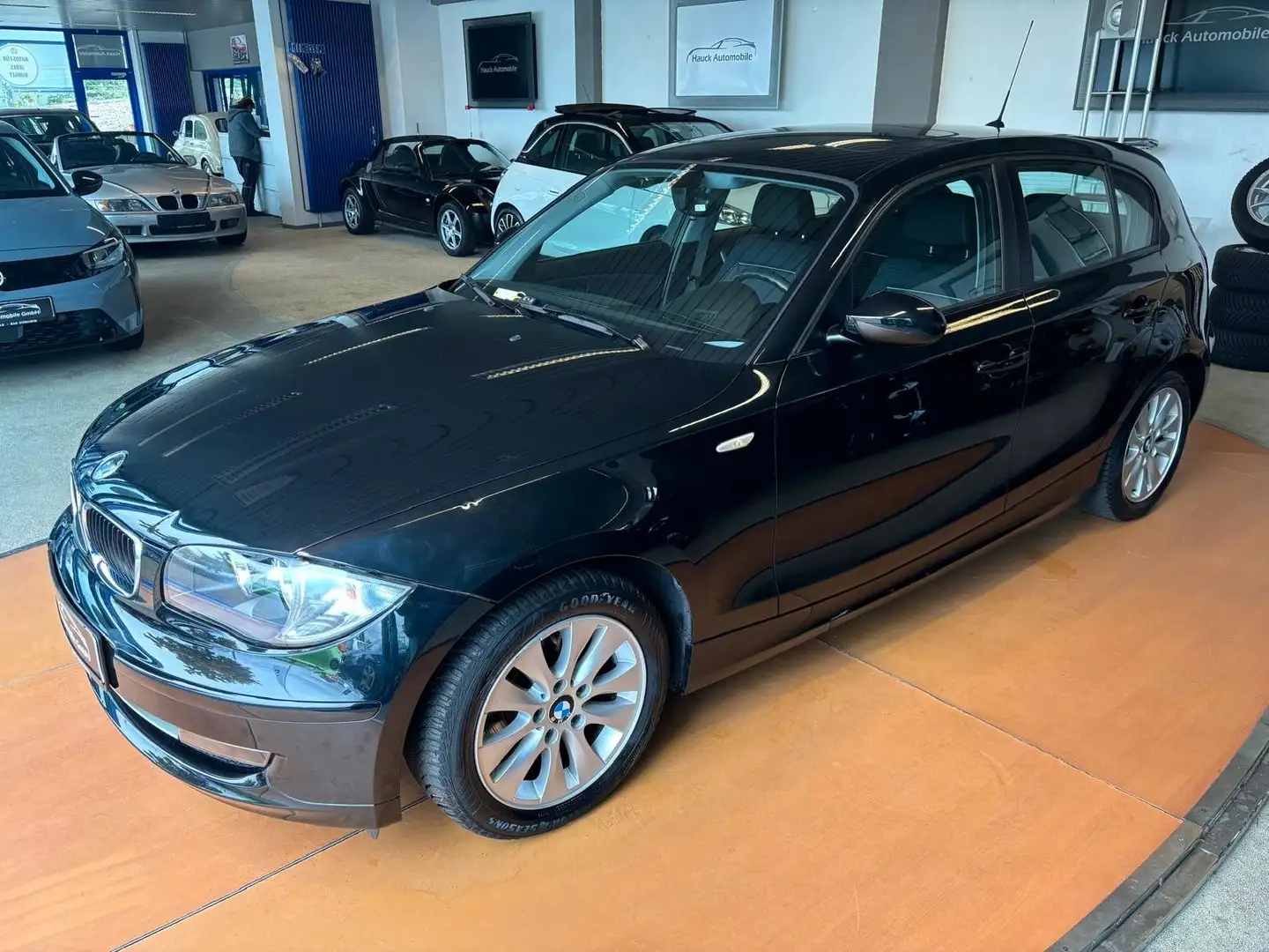 BMW 118 Lim.  /Autom./1.Hd/81TKM/SHZ/SH/SD/Klima Schwarz - 1