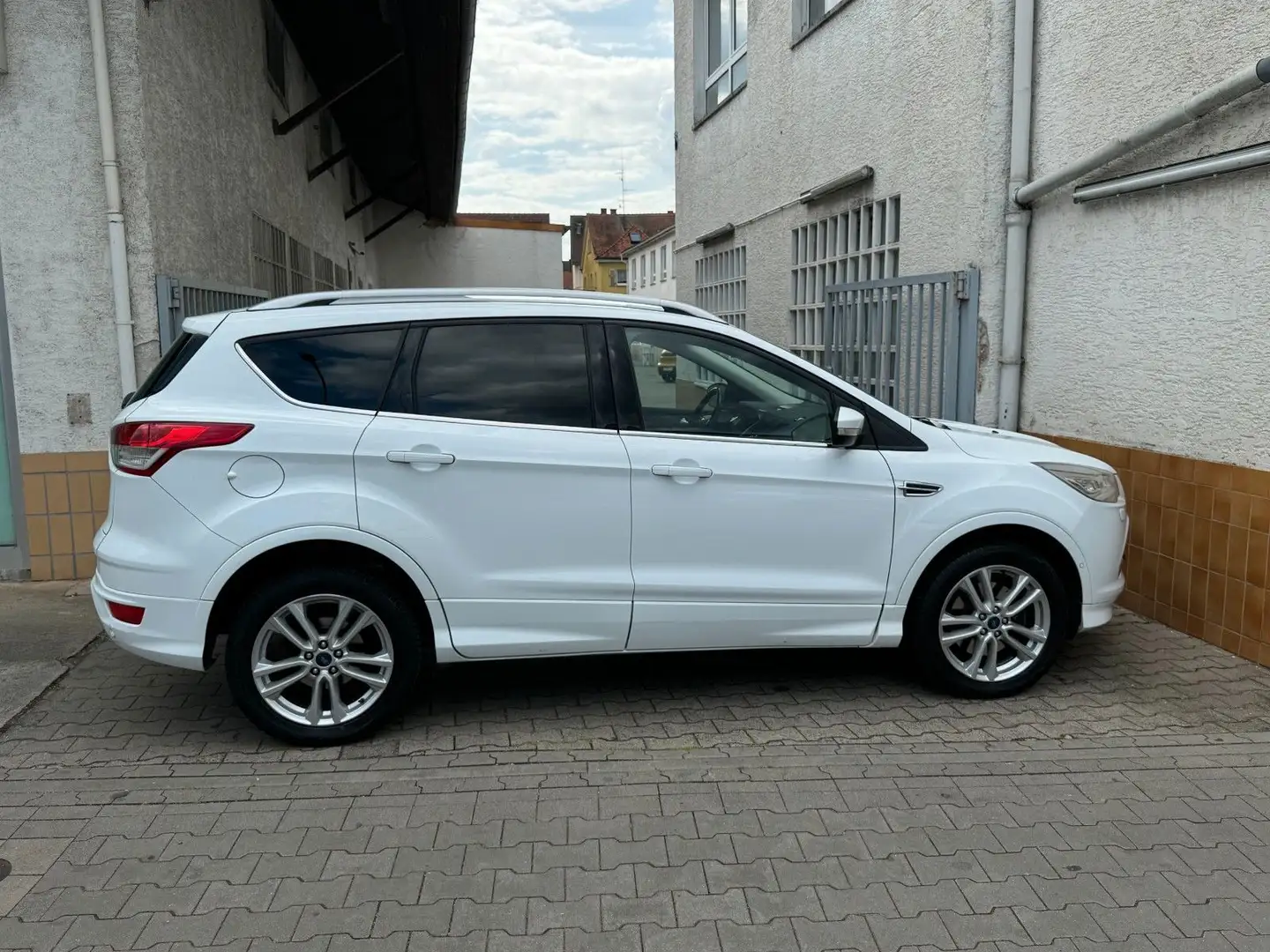 Ford Kuga 2.0TDCi Individual*Autom.*Navi+R*EU6*2.Hd. Weiß - 2