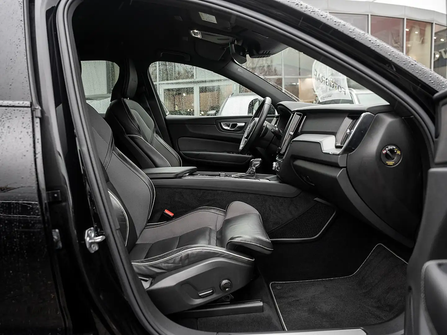 Volvo XC60 D4 R Design Schwarz - 2