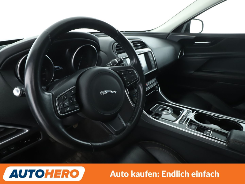 Jaguar XE 20d Prestige Aut.*NAV*TEMPO*CAM*PDC*SHZ*ALU* — photo 11