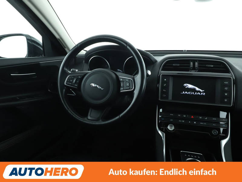 Jaguar XE 20d Prestige Aut.*NAV*TEMPO*CAM*PDC*SHZ*ALU* — photo 13