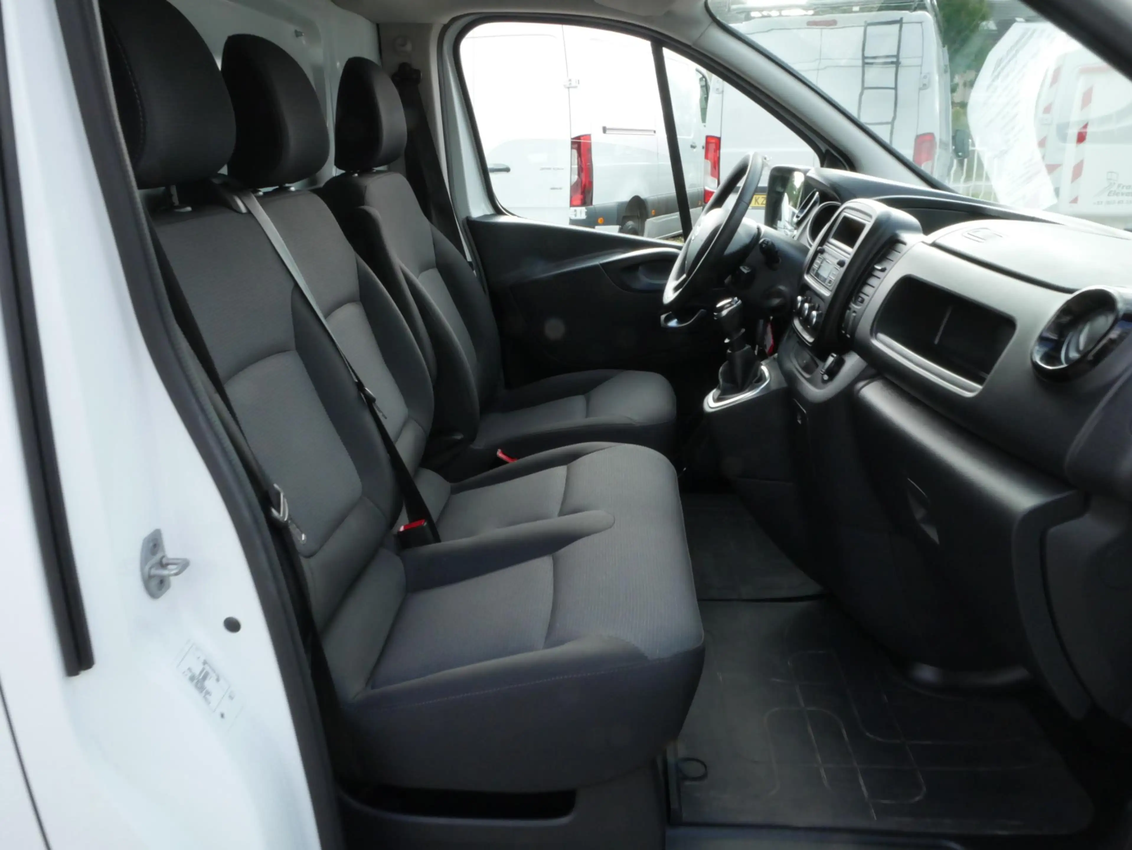 Nissan NV300 2.0 dCi 120PK L1H1 Airco Imperiaal Trekhaak — photo 13