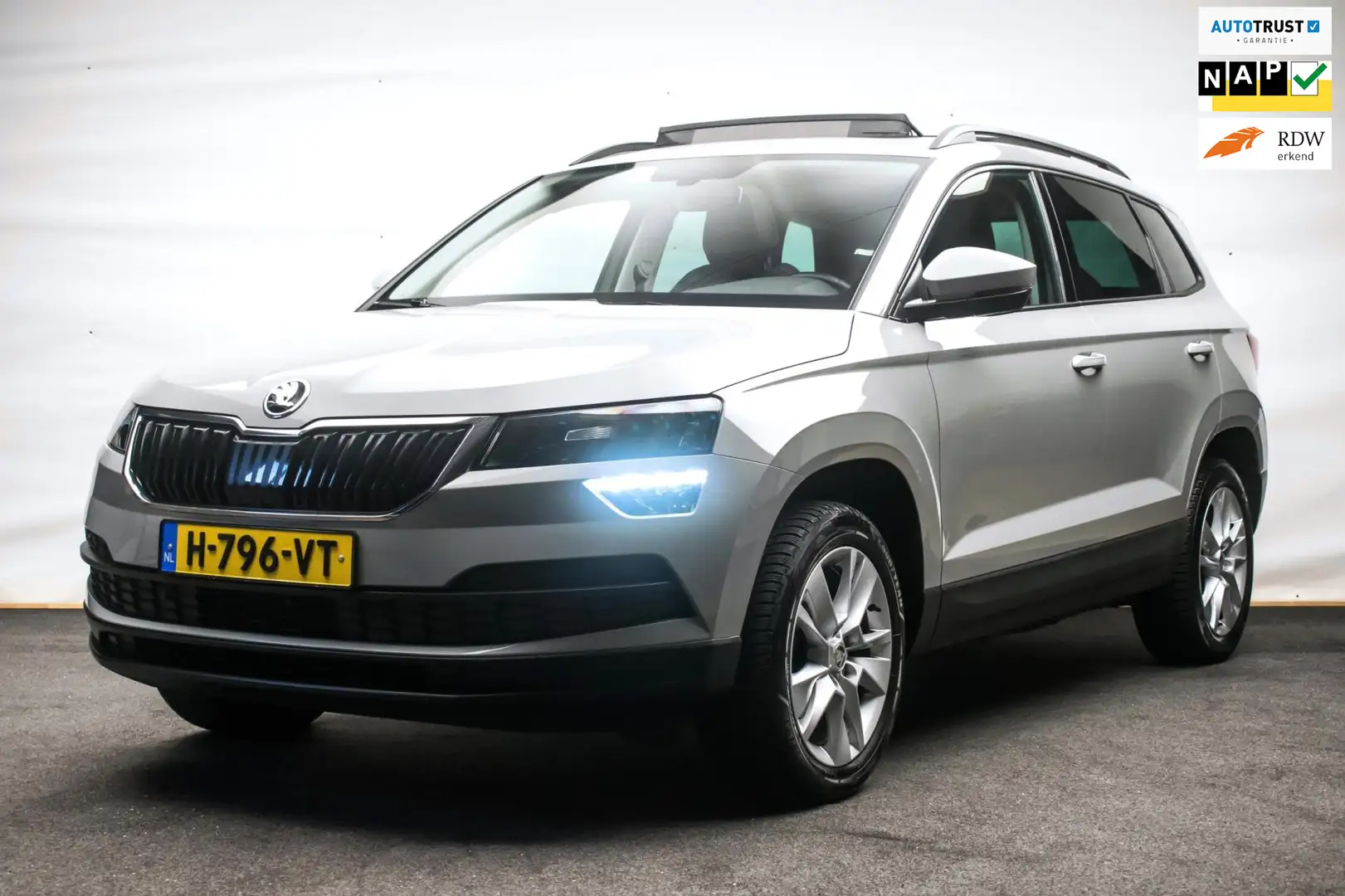 Skoda Karoq 1.0 TSI Ambition Sport [ Panoramadak El Trekhaak C Grijs - 1