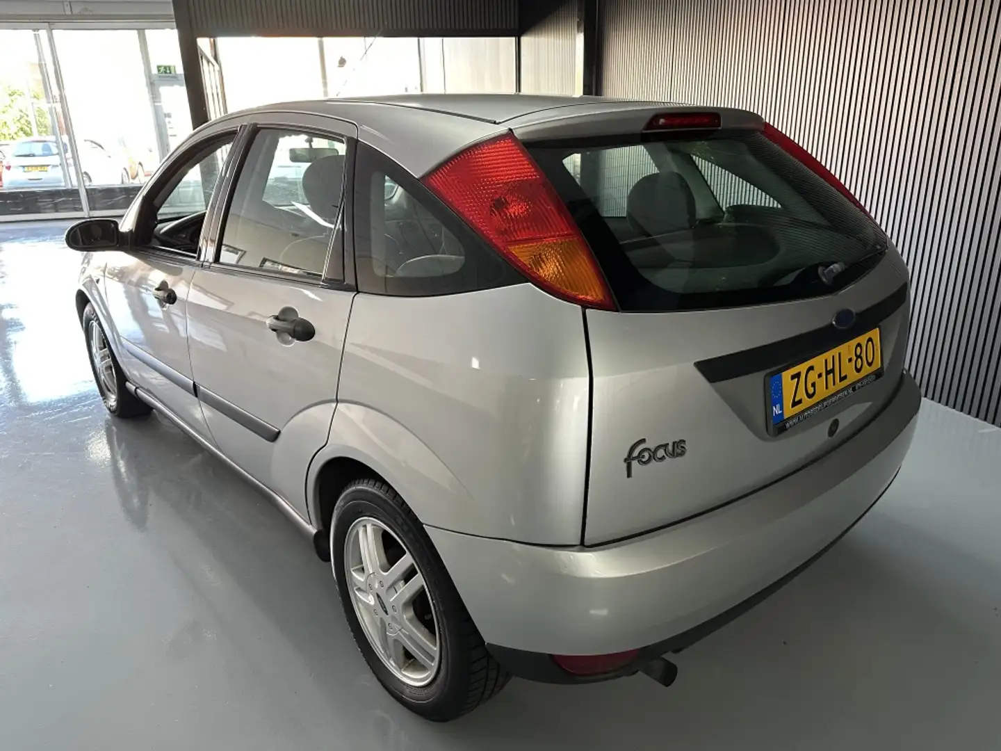 Ford Focus 1.6 16V Trend Inruilknaller! Gris - 2