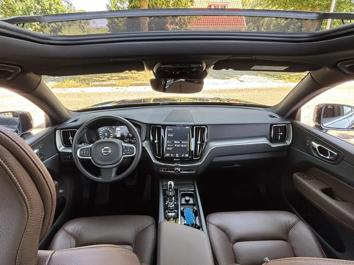 Volvo XC60 T8 AWD Leder Luchtvering DAB Pilot Assist Pano Blauw - 2