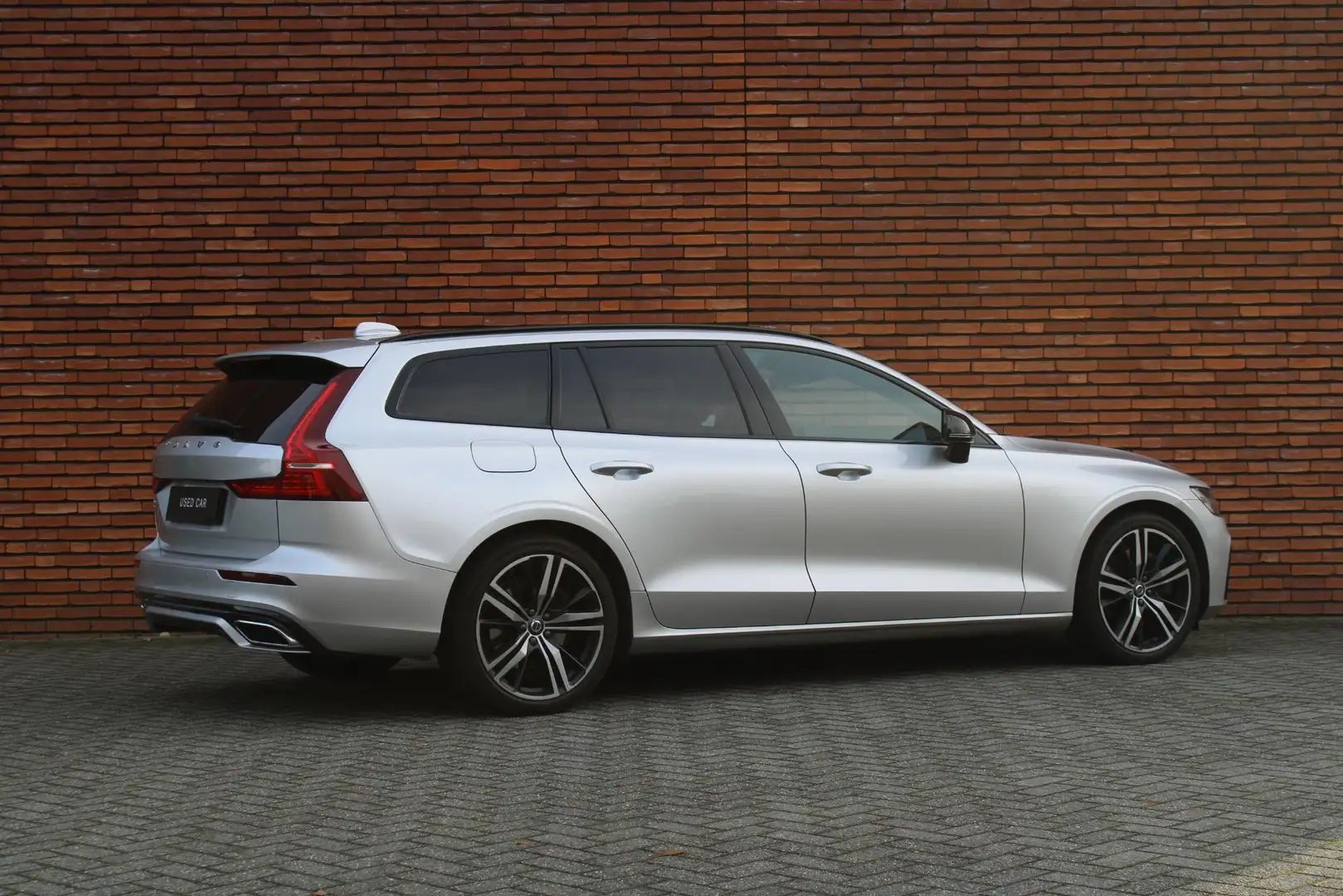 Volvo V60 T8 Twin Engine AWD R-Design | Trekhaak | Panoramad Gris - 2