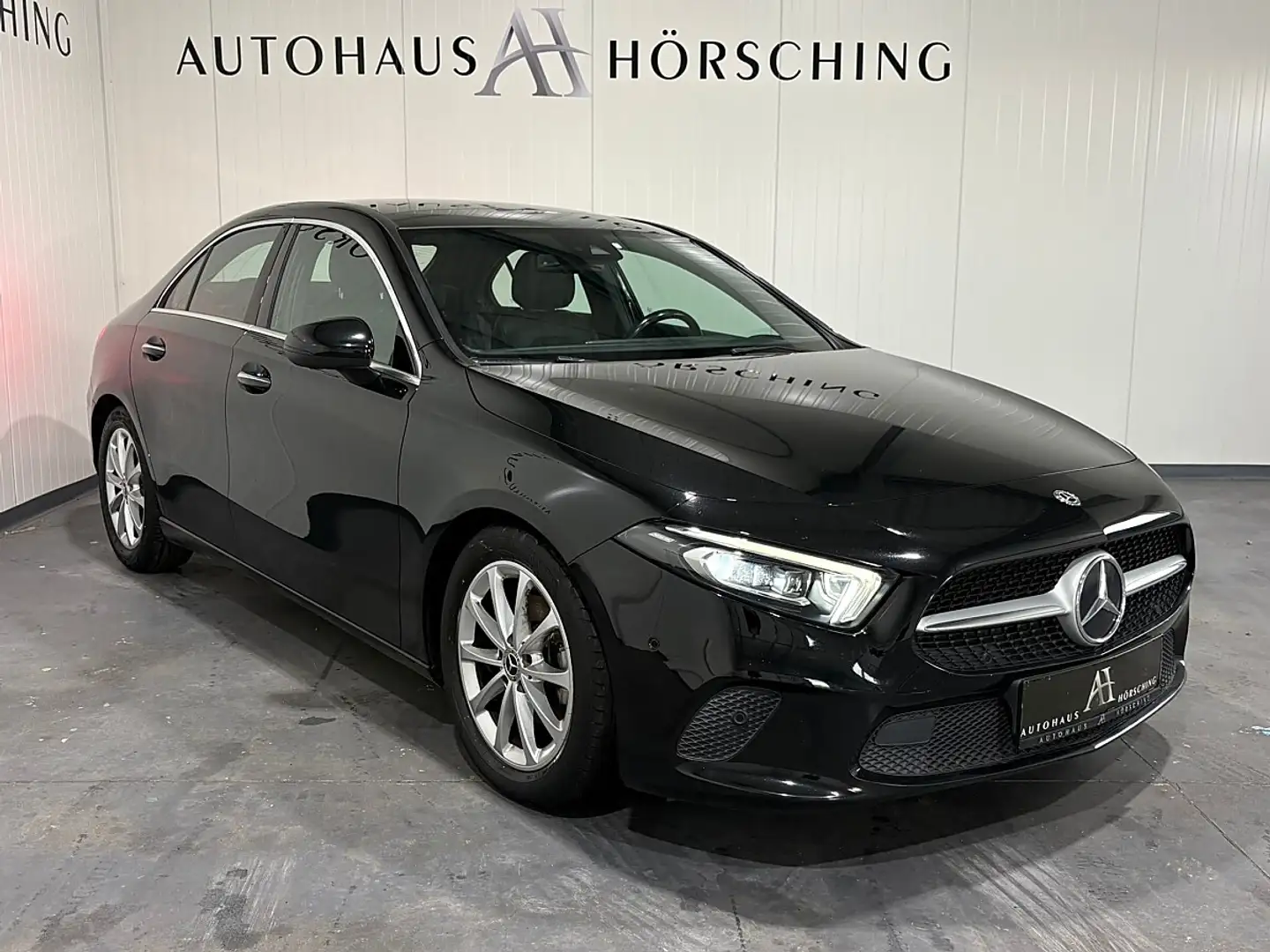 Mercedes-Benz A 180 d Limousine Aut. //PANO//AMBIENTE//MEMORY///SIT... Schwarz - 1