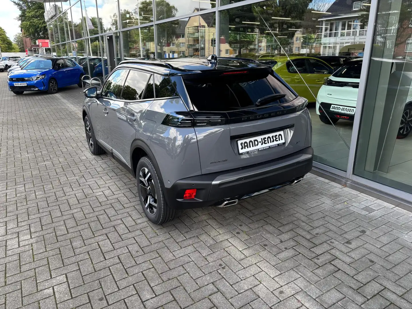 Peugeot 2008 GT 130 PT EAT Alcantara ACC Navi 360 Massage Grau - 2