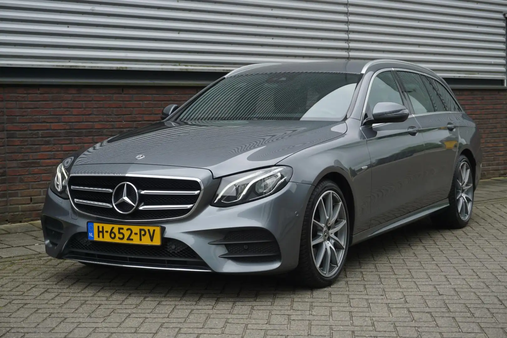 Mercedes-Benz E 200 Estate Business Solution Sport AMG-Styling/19Inch Grijs - 1