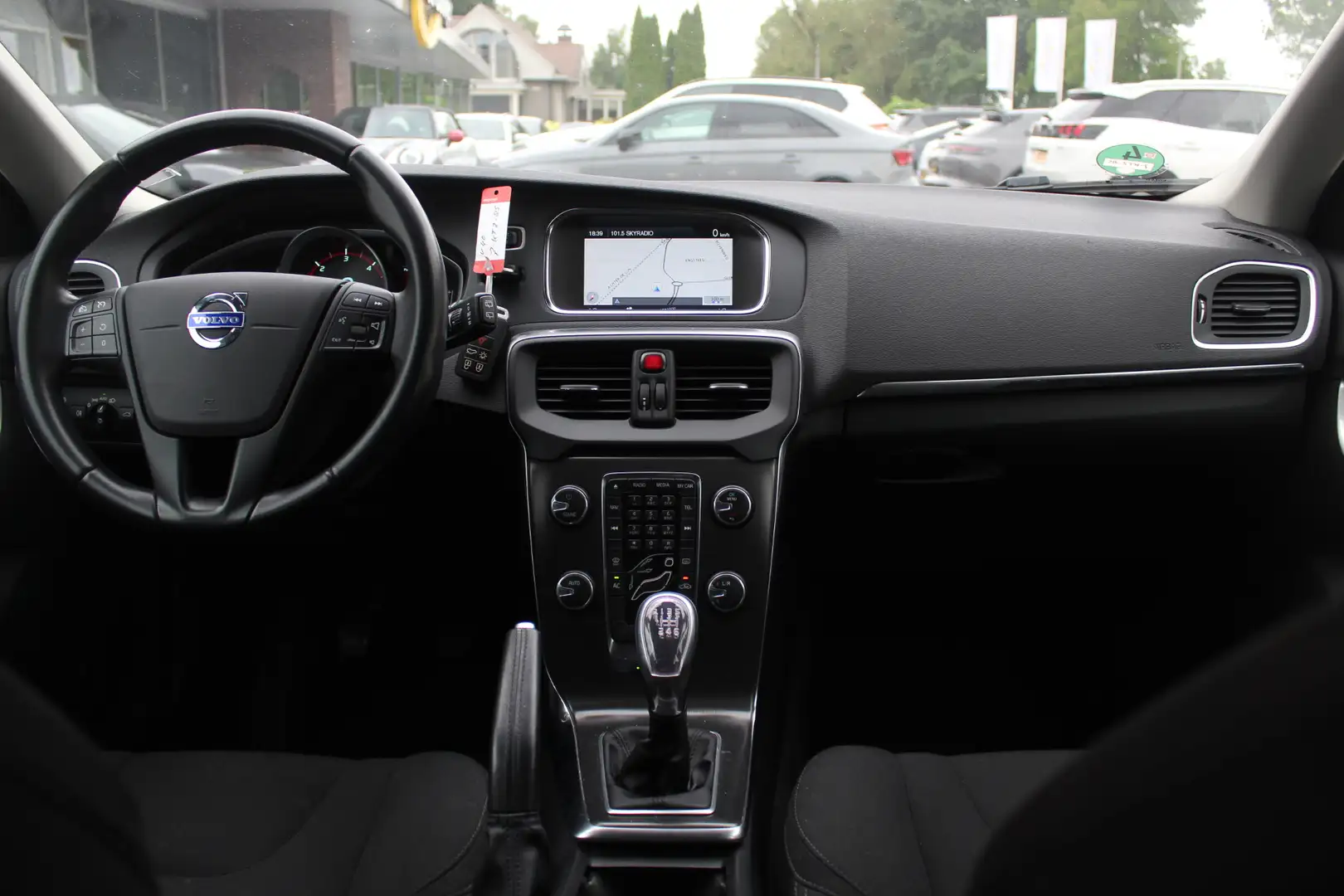Volvo V40 1.6 D2 Kinetic / Trekhaak / Navigatie / Parkeerhul Zwart - 2