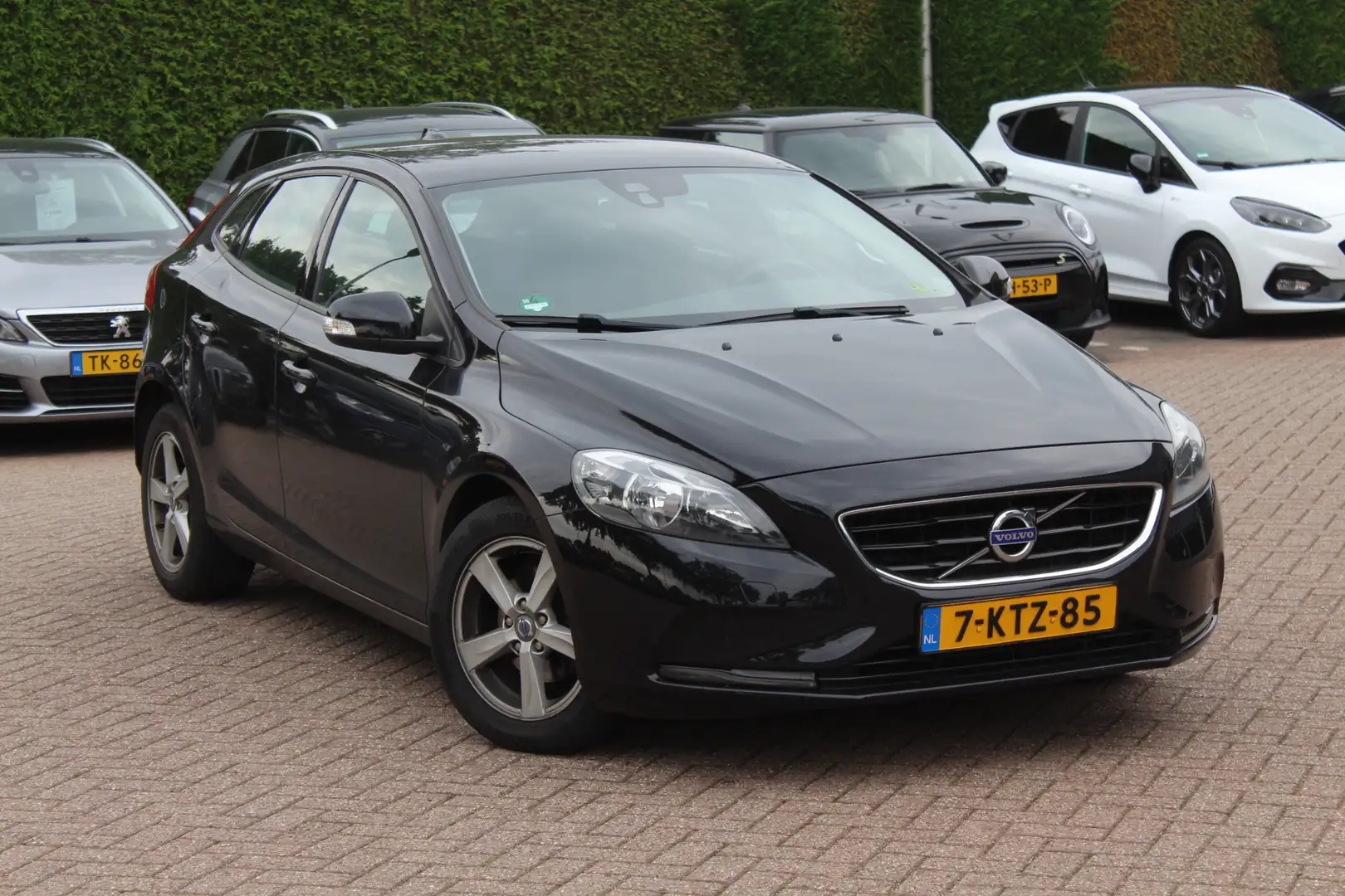 Volvo V40 1.6 D2 Kinetic / Trekhaak / Navigatie / Parkeerhul Zwart - 1