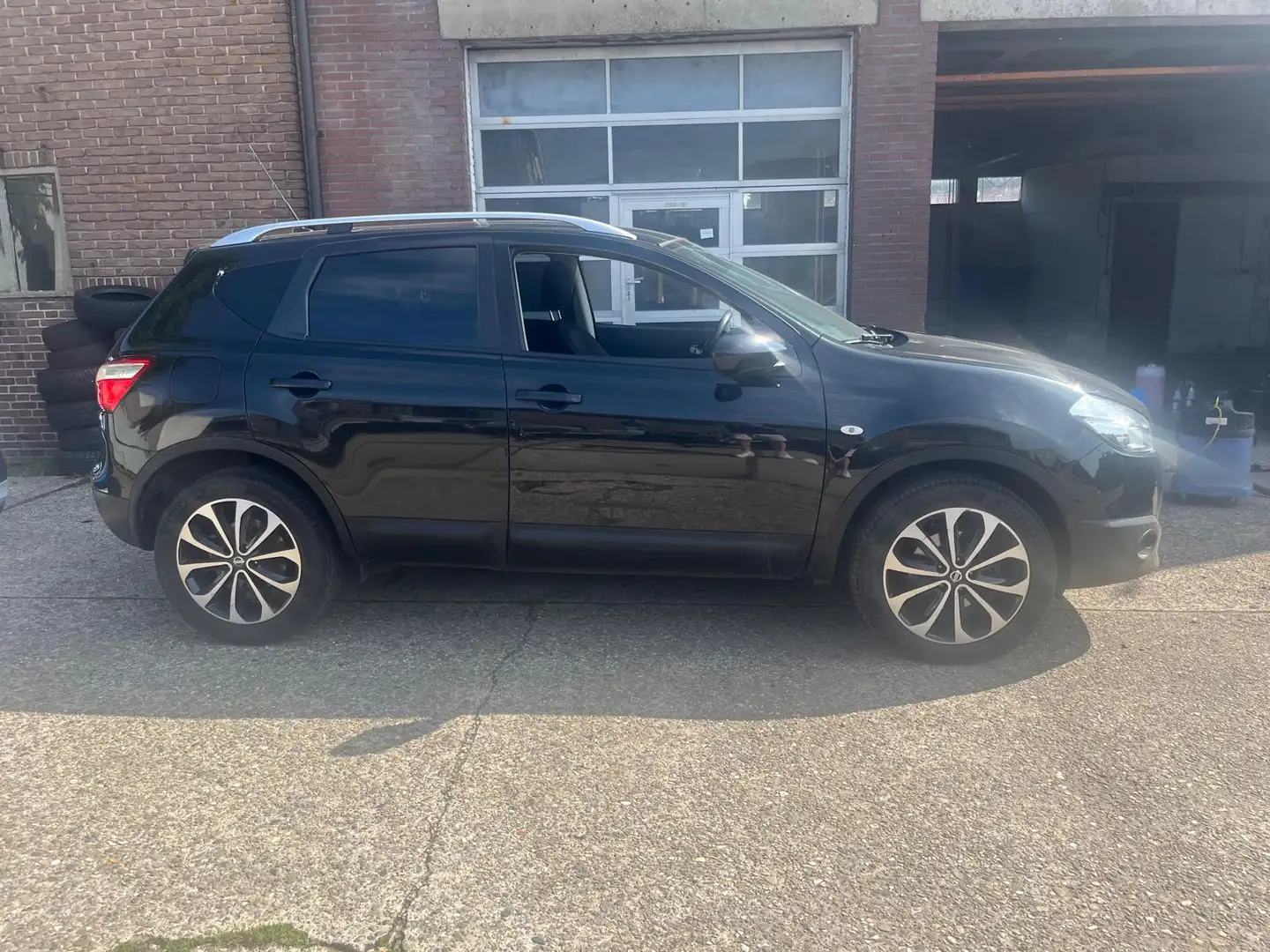 Nissan Qashqai 1.6 Connect Edition ecc lm velgen Zwart - 2