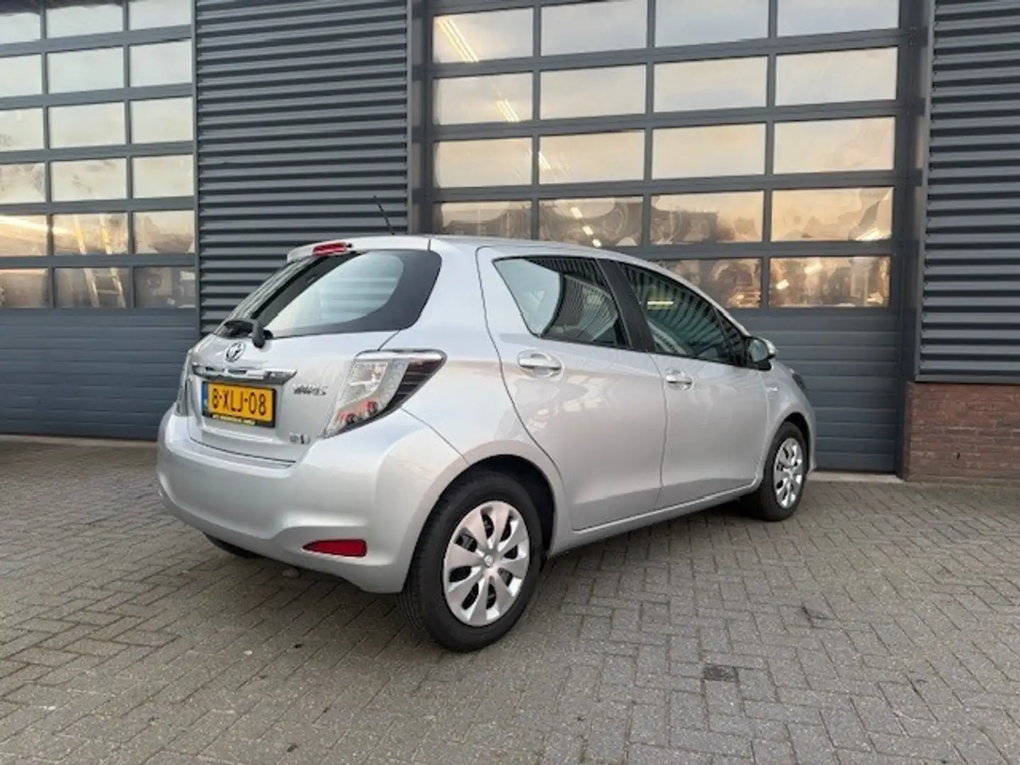Toyota Yaris 1.5 Full Hybrid Aspiration Automaat Airco Camera C Gris - 2