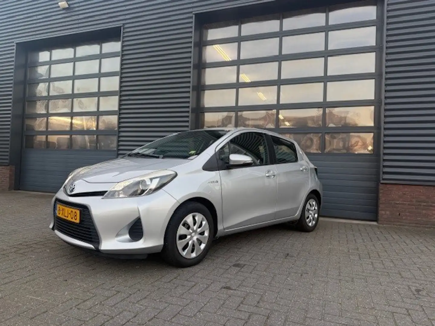 Toyota Yaris 1.5 Full Hybrid Aspiration Automaat Airco Camera C Gris - 1