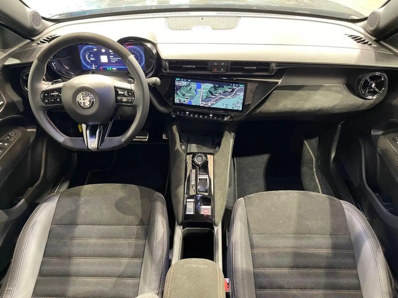 Alfa Romeo Junior 2025 — фото 12