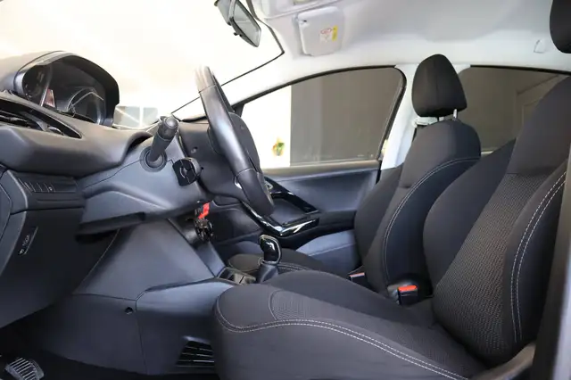 Peugeot 208 view 10