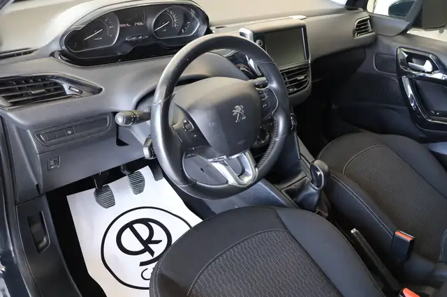 Peugeot 208 view 9