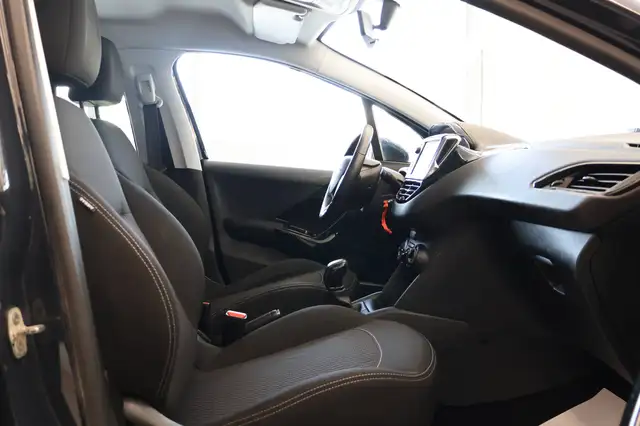 Peugeot 208 view 12