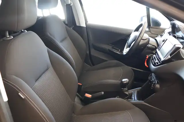 Peugeot 208 view 13