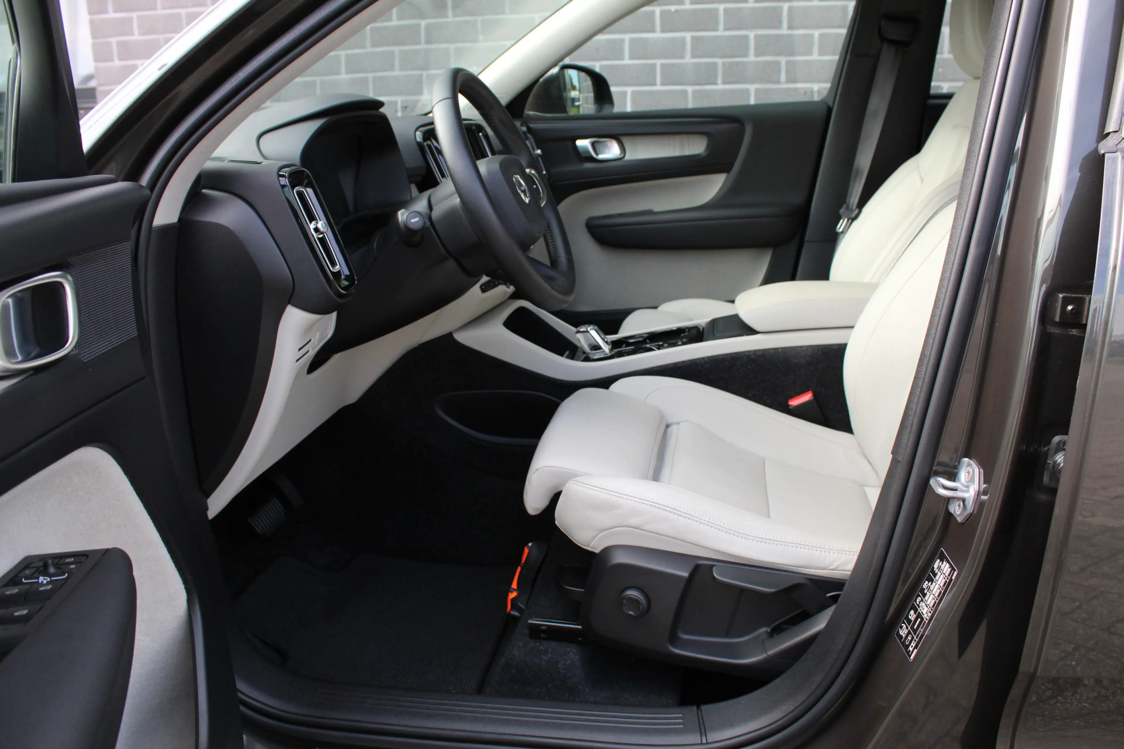 Volvo XC40 2.0 T5 AWD Inscription / Camera / LED / 248PK / N. — photo 8