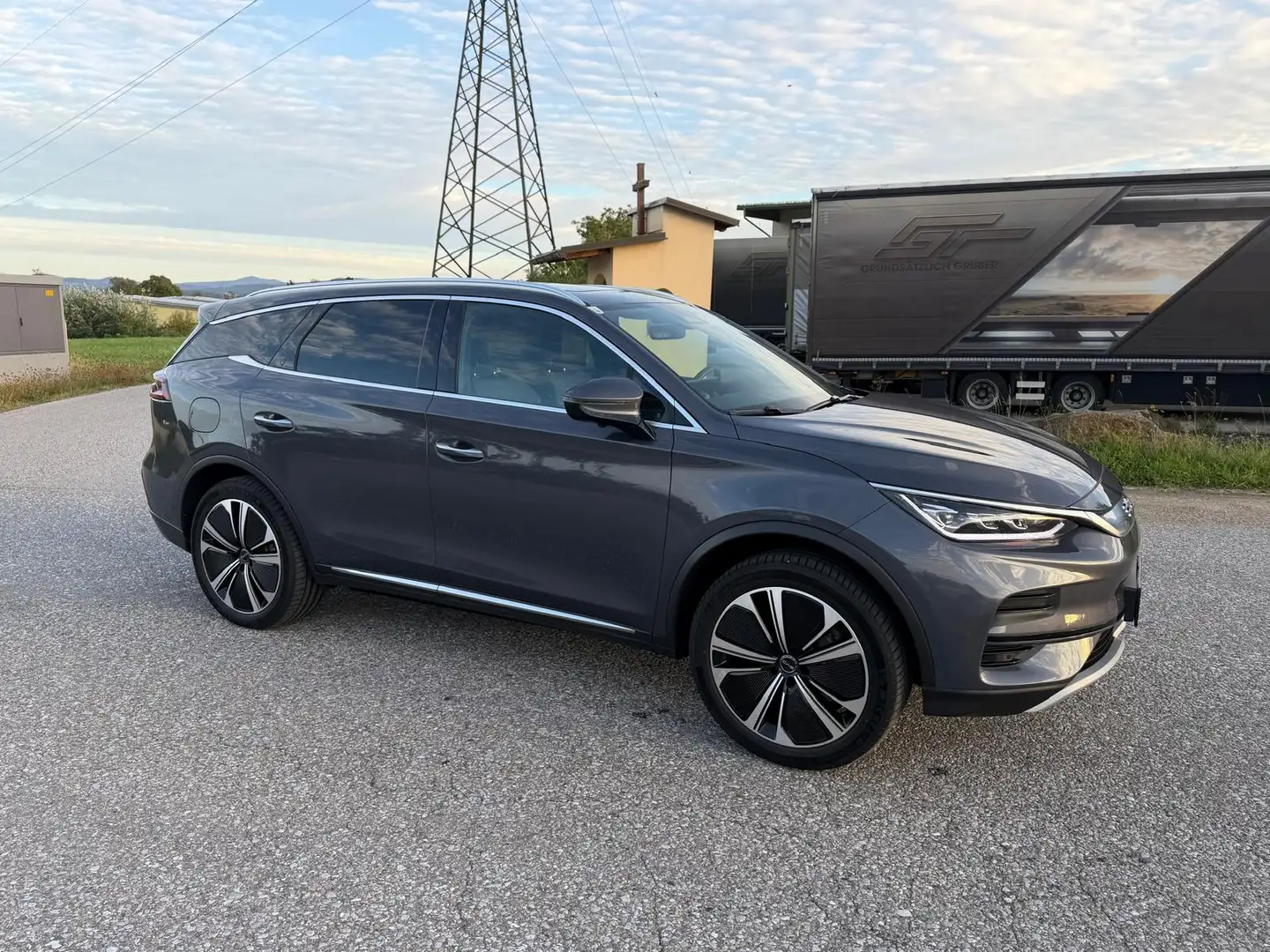 BYD Tang BYD Tang Facelift 108 kWh AWD | 7-Sitzer | 12/2024 | AHK | MwSt. ausweisbar Grau - 2