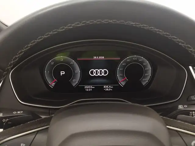 Audi Q5 view 11