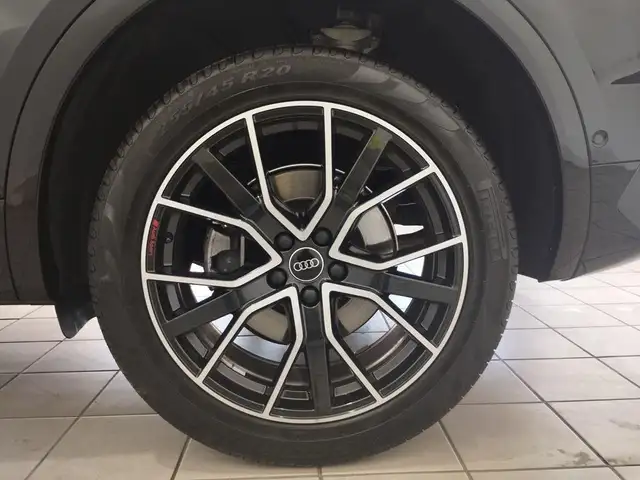 Audi Q5 view 10