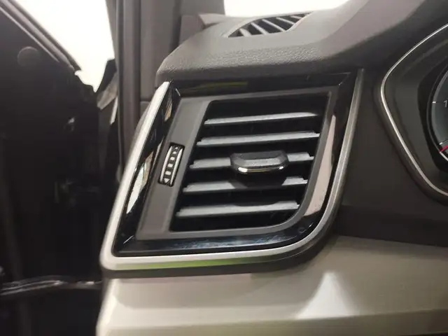 Audi Q5 view 12
