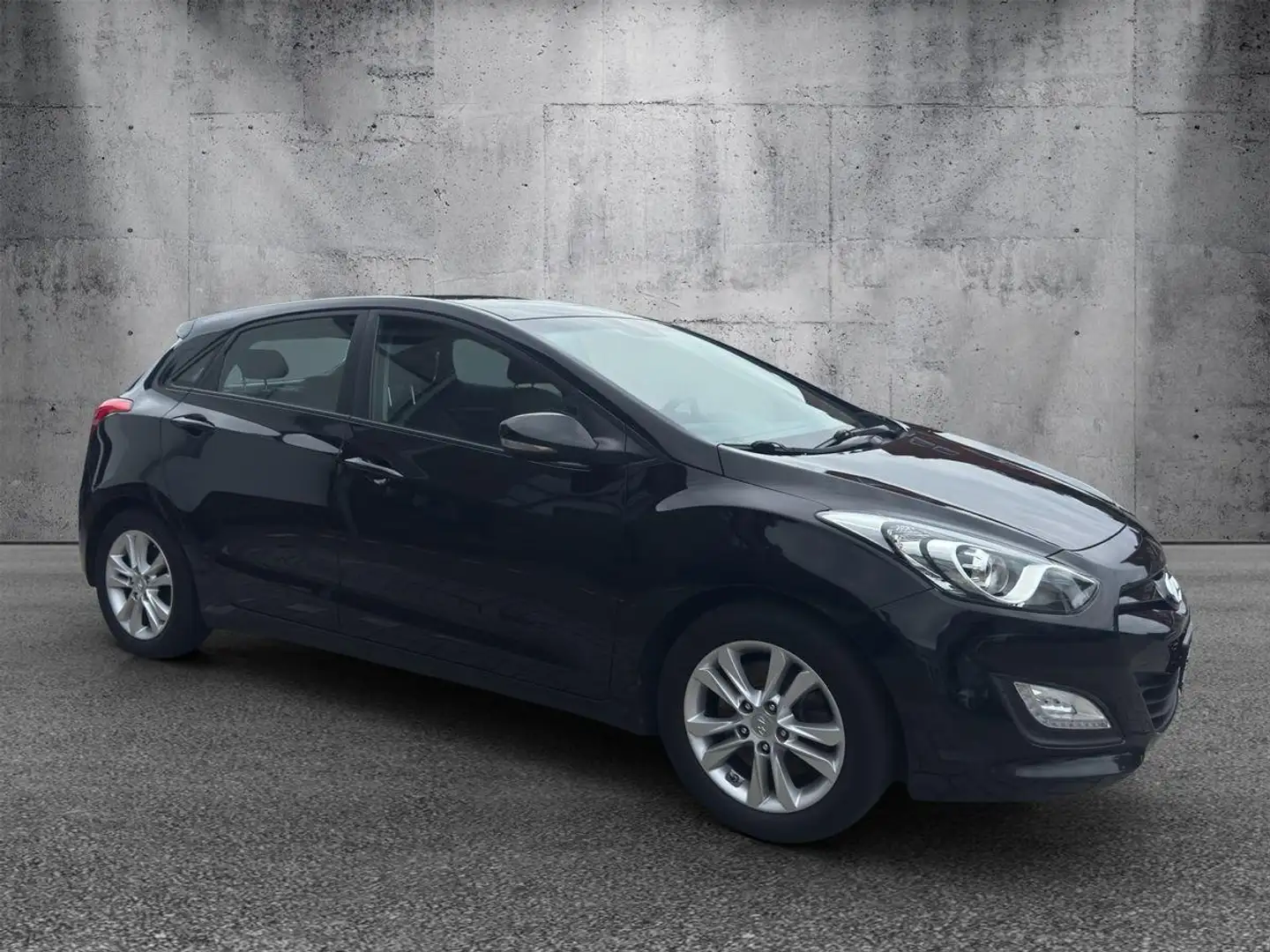 Hyundai i30 1.6 Navigation/Sitzheizung/RückfKam./Alu Schwarz - 2