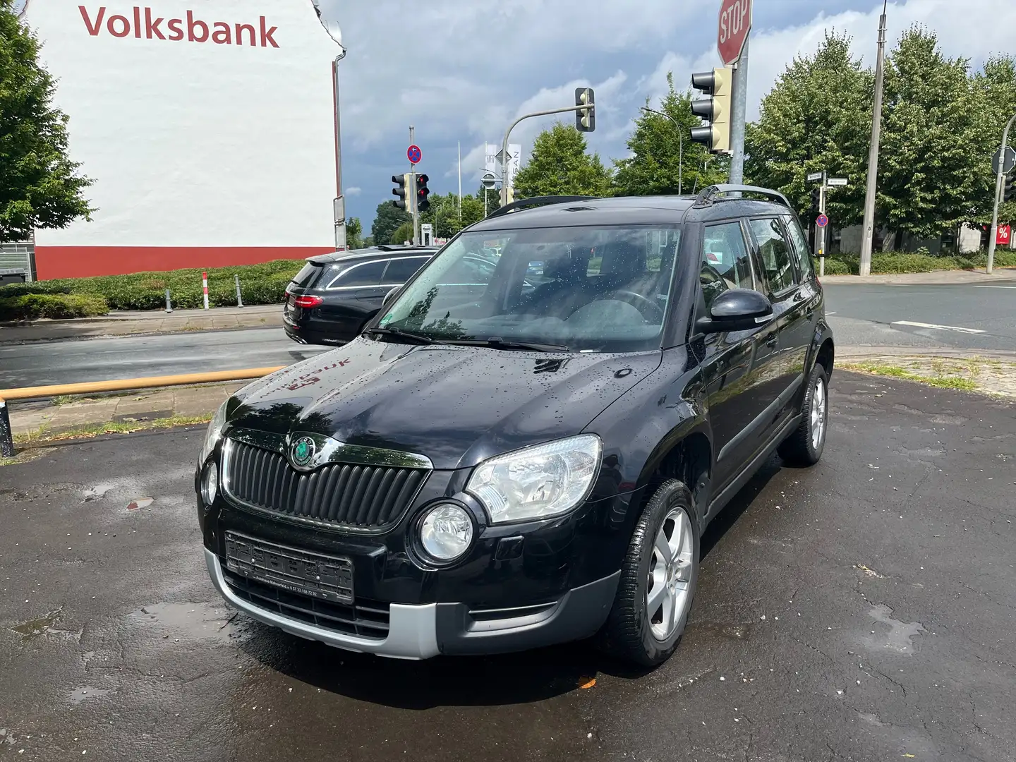 Skoda Yeti Ambition*TEMPOMAT*KLIMA*AHK*TÜV/AU*07/2027* Schwarz - 1