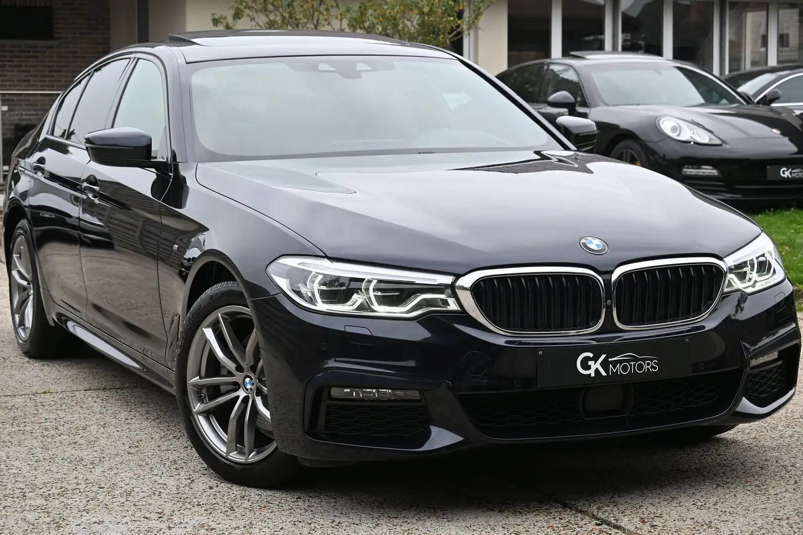BMW 518 dAS M Pakket Sunroof HeadUp ACC 360Camera MEGAFULL Zwart - 1